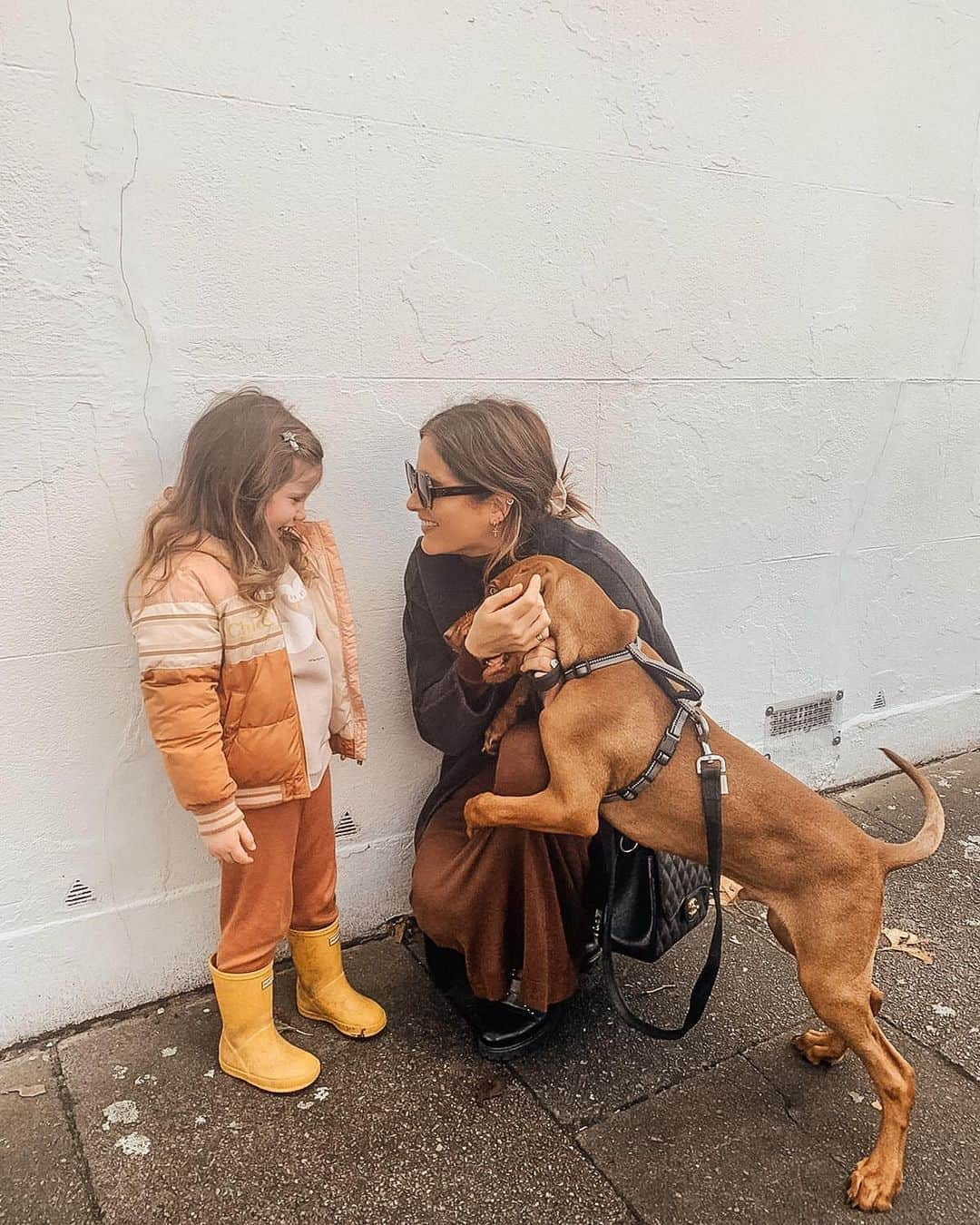 アレクサンドラ・フェルステッドさんのインスタグラム写真 - (アレクサンドラ・フェルステッドInstagram)「My hand = the human dog bone. 🦴 🧡 🍁🍂   #tones #coordination #autumn」10月8日 19時57分 - binkyfelstead