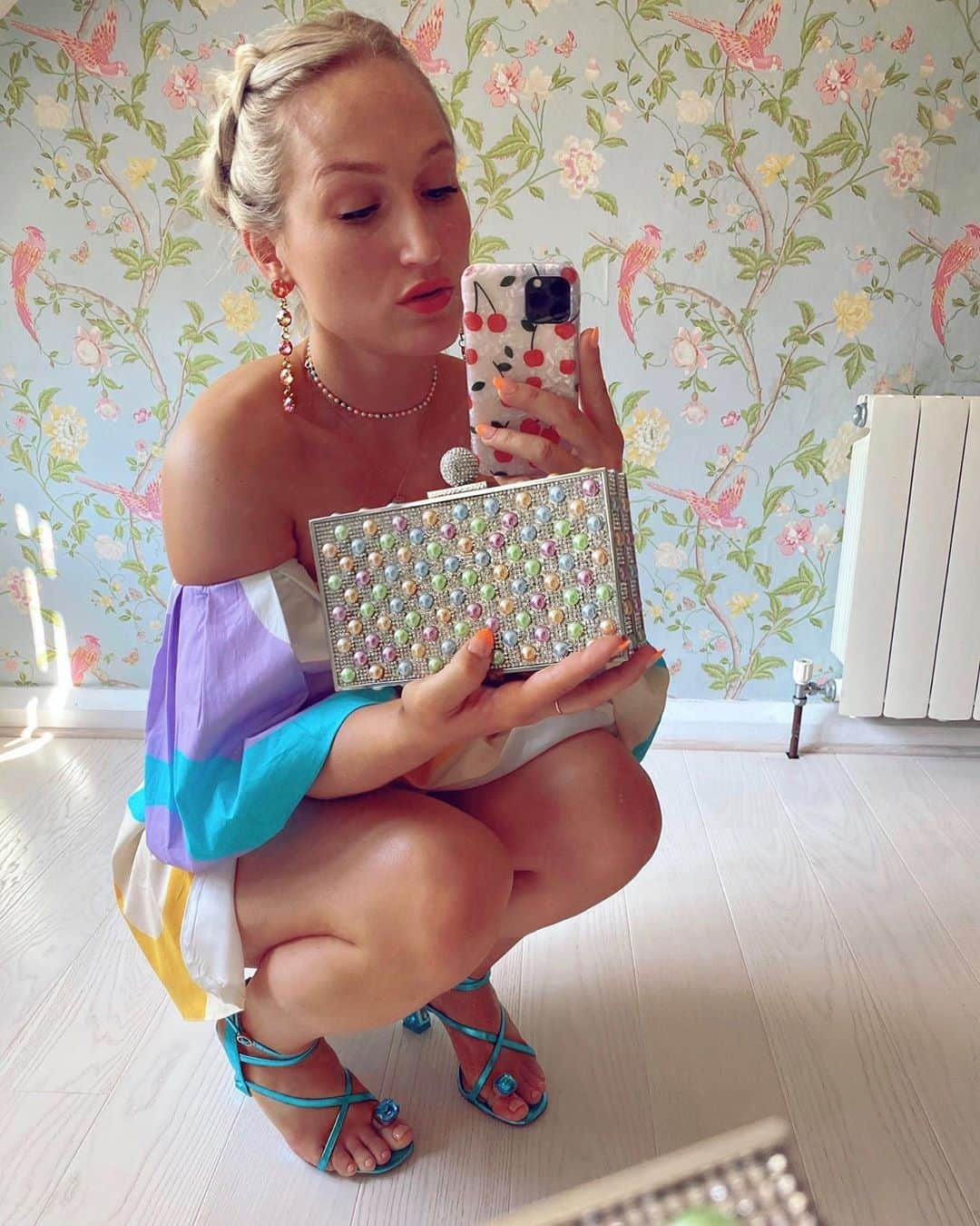 SOPHIA WEBSTERさんのインスタグラム写真 - (SOPHIA WEBSTERInstagram)「Crystals & pretty pastel pearls.. even my nails are in love! 🧡 ⁣  Our newest ‘Clara’ clutch is online now 💖 ⁣ 💅🏼- @bhambnails ⁣ ⁣ #SophiaWebster #SophiaWebsterBags」10月8日 20時08分 - sophiawebster