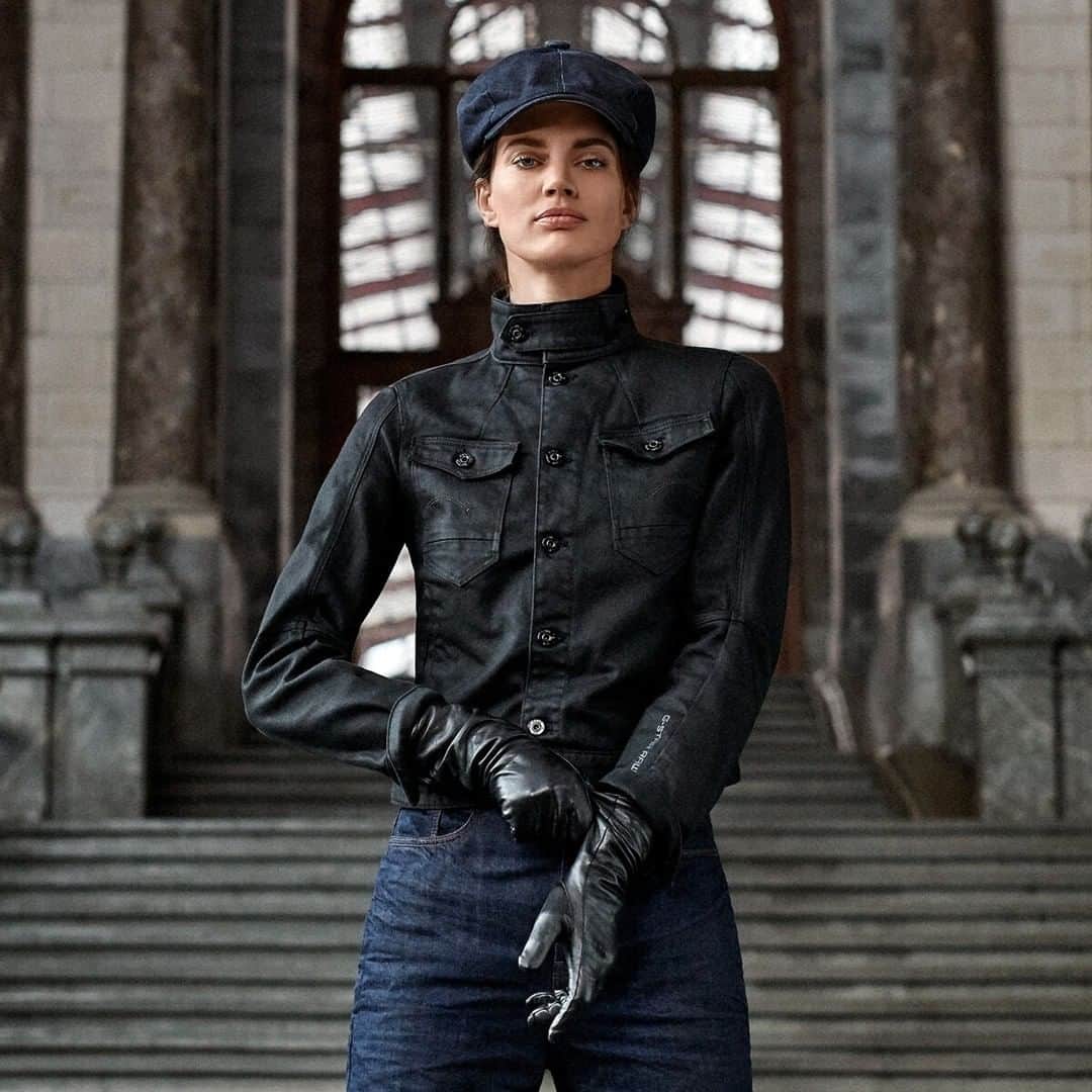 G-Star RAW Japanさんのインスタグラム写真 - (G-Star RAW JapanInstagram)「【ARC 3D PILOT JACKET】  襟を閉じたり、立ち襟にしたり、様々なルックスを楽しむことができるパイロットジャケット。調節可能なウエストと胸の上側と袖にシェイプ構造のシームを入れることでスリムなフィットを生み出す。 ・ ■ARC 3D PILOT JACKET No.D17157-6578-A810 ・ ■C-STAQ 3D BOYFRIEND CROP JEANS C No.D17869-B988-1241 ・ ・ ・ #GStarRAW #GStarRAWjapan #HardcoreDenim #denim #sustainable #ジースターロゥ #デニム #サステナブル #GStarArc #ジャケット #パイロットジャケット」10月8日 20時01分 - gstarraw_jp