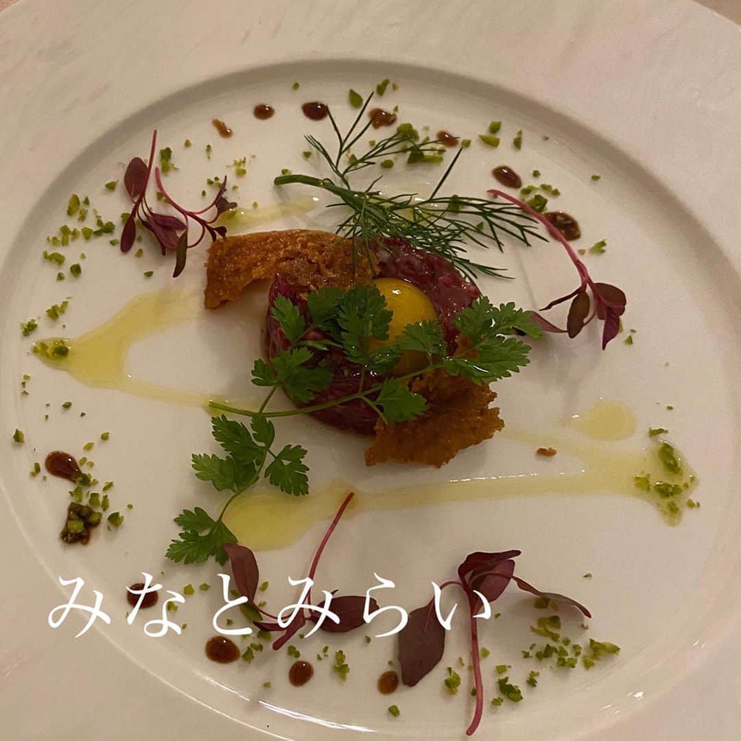 あろえグルメのインスタグラム：「🐬レオーネ・マルチーノ🌱 食べログ3.66 みなとみらい ． ここめーーっちゃおいしかったおぼえある！ とくに4枚目くらいのトリュフ乗ってるお肉が柔らかくて柔らかくて、しーあーわーせー、でしたー🍅🌸💡 ユッケも美味しかったし最後のデザートもおいしかったしみなとみらいでデート向き！って感じの素敵なお店でした〜🐶💕 ．  #イタリアン#東京グルメ#ディナー#東京観光#カフェ#洋食#instagood#fff#lfl#インスタ映え #表参道カフェ#渋谷グルメ#東京グルメ#カフェ巡り#焼肉#恵比寿グルメ#代官山グルメ #グルメ#グルメスタグラム#三軒茶屋カフェ#吉祥寺カフェ#六本木#西麻布#六本木ディナー#コース料理#食べログ #表参道グルメ#グルメ好きな人と繋がりたい#みなとみらいグルメ#みなとみらいディナー#横浜」
