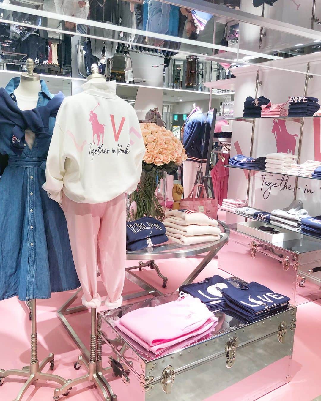 のインスタグラム：「. . 昨夜は、池袋西武で始まったばかりの ラルフローレンPINK PONY POP UPへ 行ってきました 🐎 💕 🌸  ピンクで彩られた店内には、ライトピンクの限定商品がたくさん！私は、「Live/Love」グラフィックTシャツとブルゾンをGETしましたよ♩サイズ展開がXS/S/Mなので、今回TシャツはSでもちょうど良く着れました☺️ちなみにブルゾンはメンズのS♡PINK PONY可愛い・・♡  因みに🙋‍「Live/Love」グラフィックTシャツは購入価格の100%、Pink Ponyコレクションのその他全てのアイテムは購入価格の25%が、ポロラルフローレン財団のPink Pony基金、または国際的ながんチャリティーネットワークに寄付されるそう。日本ではPink Ponyの開催により得られた金額を「#日本対がん協会」へ寄付しています。   ■PINK PONYキャンペーンとは ラルフローレンコーポレーションが行なっているがんと闘うために全世界で展開している活動であり、がんのスクリーニング、早期診断、治療、啓蒙、カウンセリングの支援プログラムであり、今年で20年目を迎えます。  POP UP スケジュール概要👉 ■西武池袋 10/20(火) 西武池袋本店 5 階(中央 A7)  ■岩田屋福岡 10 月 21 日(水)~10 月 27(火) 岩田屋本店 本館 1 階=KIRAMEKI BOARD  @poloralphlauren #pinkpony #poloralphlauren #charity #ポロラルフローレン #ピンクポニー #🐎💕 #がんチャリティー #チャリティー」