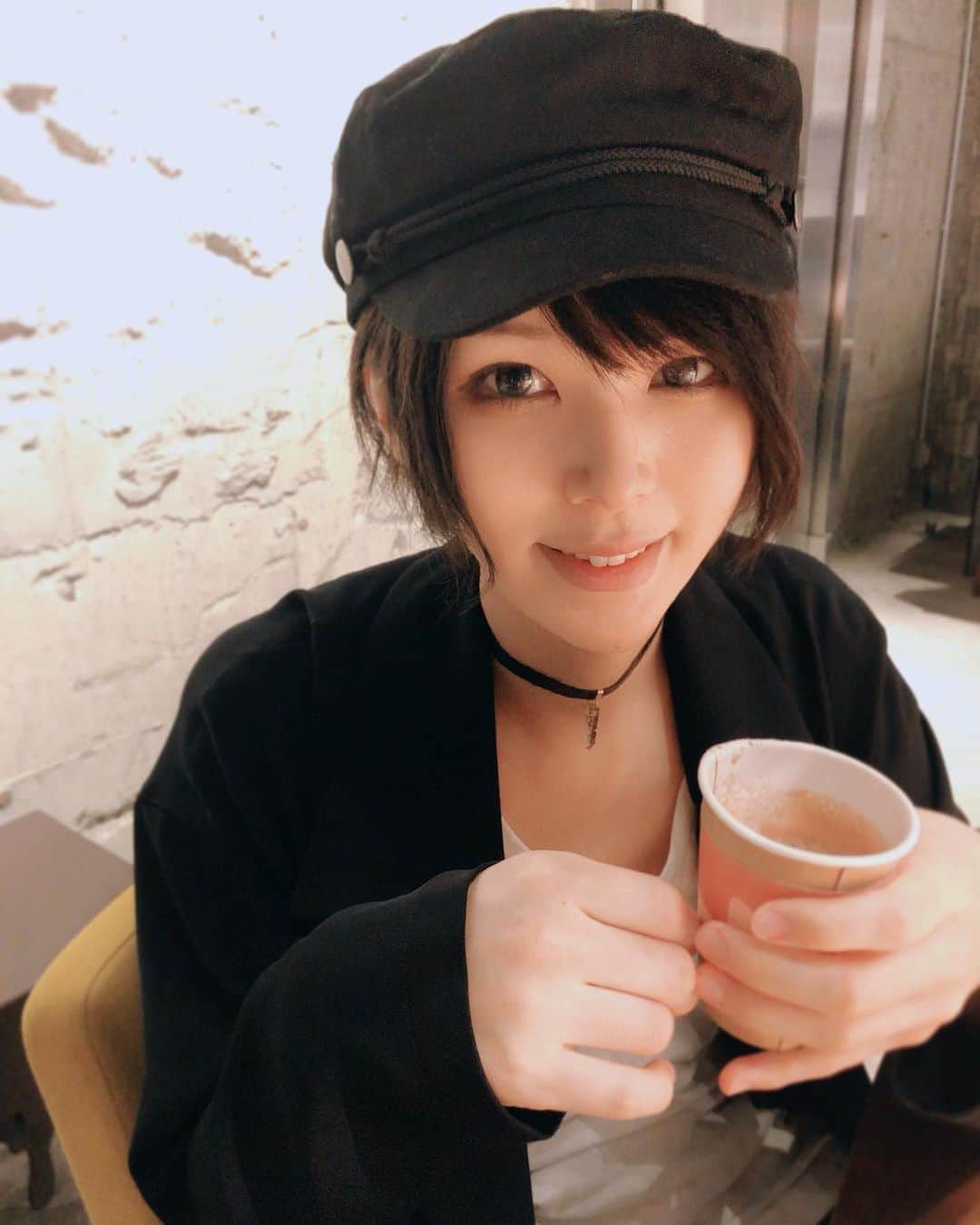 のインスタグラム：「たまには息抜きも必要🍫 . #chocolatebank にて †††††††††††  All you really need is love, but a little chocolate now and then doesn’t hurt. ††††††††††† #ポートレート　#中性  #中性さんと繋がりたい　#雰囲気　#雰囲気好きな人いいね 　　#transgender #lgbt  #boyish 　#ゴシックファッション　#genderfluid #ボーイッシュ #lgbtq #goth #レトロ  #ウルフ　#男装　#男装女子　#ジェンダーレス　#黒髪ショート」