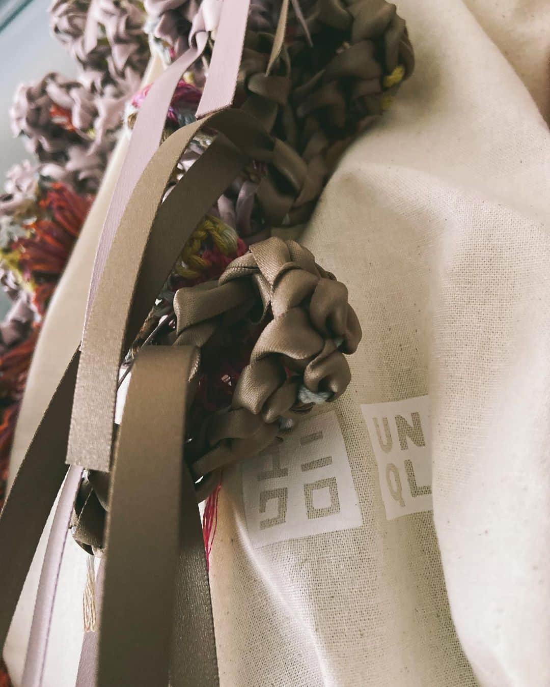 蓮沼千紘さんのインスタグラム写真 - (蓮沼千紘Instagram)「UNIQLO×蓮沼千紘 . . エコバッグをニットアップさせたものも明日展示してきます🛍🧶 . 長い会期の中で二度三度と足を運んでくださる方がいて嬉しいです！ . . .  UNIQLO CREATOR COLLABORATION.  2020/09/19- STAND ON SOIL 🌏 presented by an/eddy.  UNIQLOTOKYO×蓮沼千紘  2階エスカレーター横。  東京都中央区銀座三丁目2番1号 マロニエゲート銀座2 地上1～4階(店舗受取り：1Fレジ横)  .  #uniqlotokyo  #STANDONSOIL #uniqlo  #ユニクロTOKYO #aneddy #chihirohasunuma  #蓮沼千紘　 #knit #knitwork #handwork  #tokyo  #soil #interiordesign  #ginza  #fashion #art」10月8日 20時06分 - knitchihiro