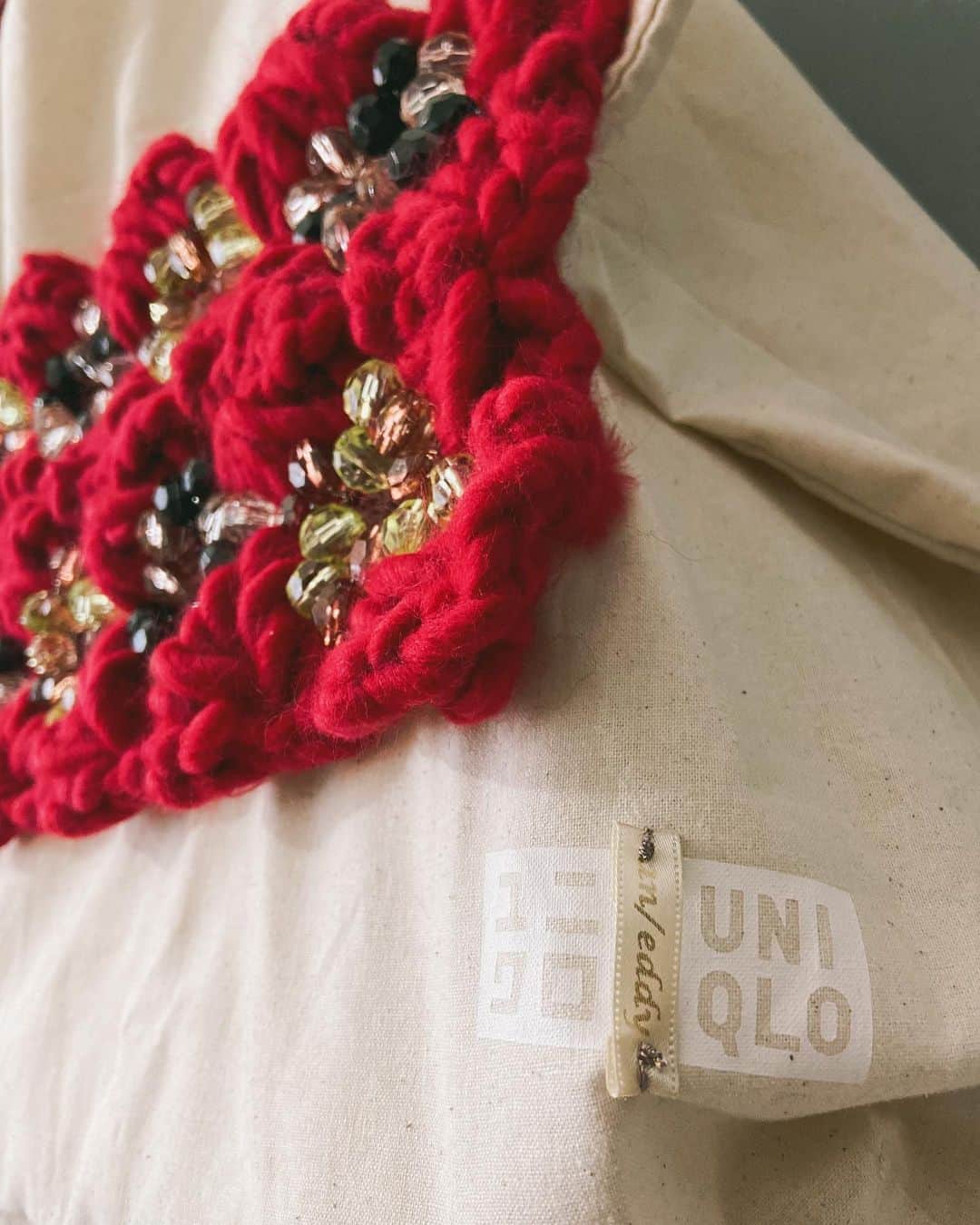 蓮沼千紘さんのインスタグラム写真 - (蓮沼千紘Instagram)「UNIQLO×蓮沼千紘 . . エコバッグをニットアップさせたものも明日展示してきます🛍🧶 . 長い会期の中で二度三度と足を運んでくださる方がいて嬉しいです！ . . .  UNIQLO CREATOR COLLABORATION.  2020/09/19- STAND ON SOIL 🌏 presented by an/eddy.  UNIQLOTOKYO×蓮沼千紘  2階エスカレーター横。  東京都中央区銀座三丁目2番1号 マロニエゲート銀座2 地上1～4階(店舗受取り：1Fレジ横)  .  #uniqlotokyo  #STANDONSOIL #uniqlo  #ユニクロTOKYO #aneddy #chihirohasunuma  #蓮沼千紘　 #knit #knitwork #handwork  #tokyo  #soil #interiordesign  #ginza  #fashion #art」10月8日 20時06分 - knitchihiro