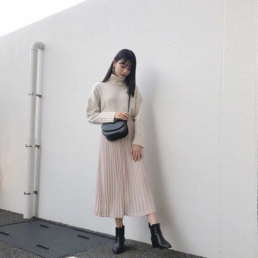 安村真奈のインスタグラム：「大人かわいいロングスカート🤍﻿ ベージュカラーが使いやすくてお気に入り~﻿ この冬たくさん着たいな❄️﻿ ﻿ #gu_for_all ﻿ #GUstyle﻿ #gupr﻿ #スカート﻿ #プリーツロングスカート﻿ ﻿」