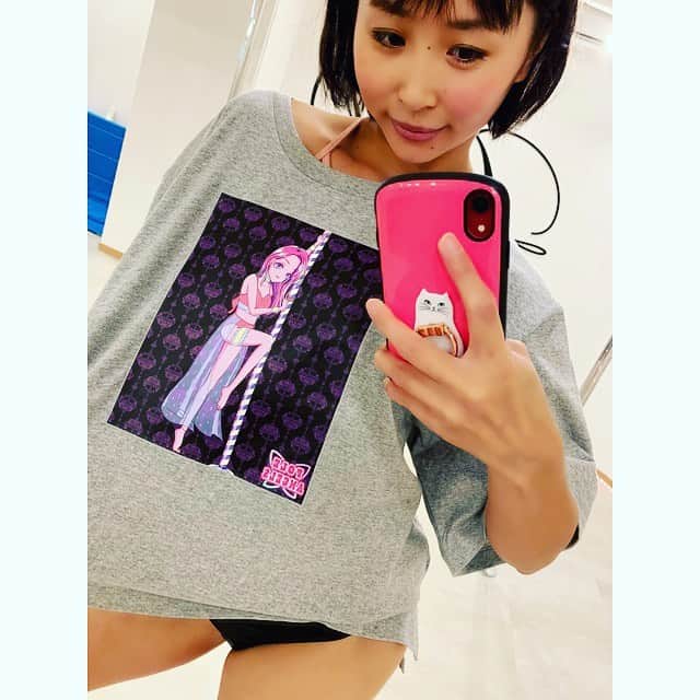 のインスタグラム：「@popo_poledancer ちゃんのオリジナルブランド 🦋POLE ANGELS🦋 のTシャツが可愛い過ぎるっ😍💕 ・ イラストが可愛いのはもちろん、 形と丈がめちゃ好み❤️ (写真2枚目) ・ 今日早速レッスンで着たら、もう知ってる生徒さんや、ドコで買えますか？って聞いてくれた生徒さんも居た🌟 ・ スマホケースも可愛いかったし📱💕 他のデザインや色もあって全部可愛い😍 ・ @popo_poledancer ちゃんのプロフのリンク http://poleangels.thebase.in から購入出来るょ🌟🌟🌟 ・ せっかくだから、同じポーズとってみた❤️(写真3枚目) ・ ・ #poleangels #poledance  #poledancer #socute #favorite」