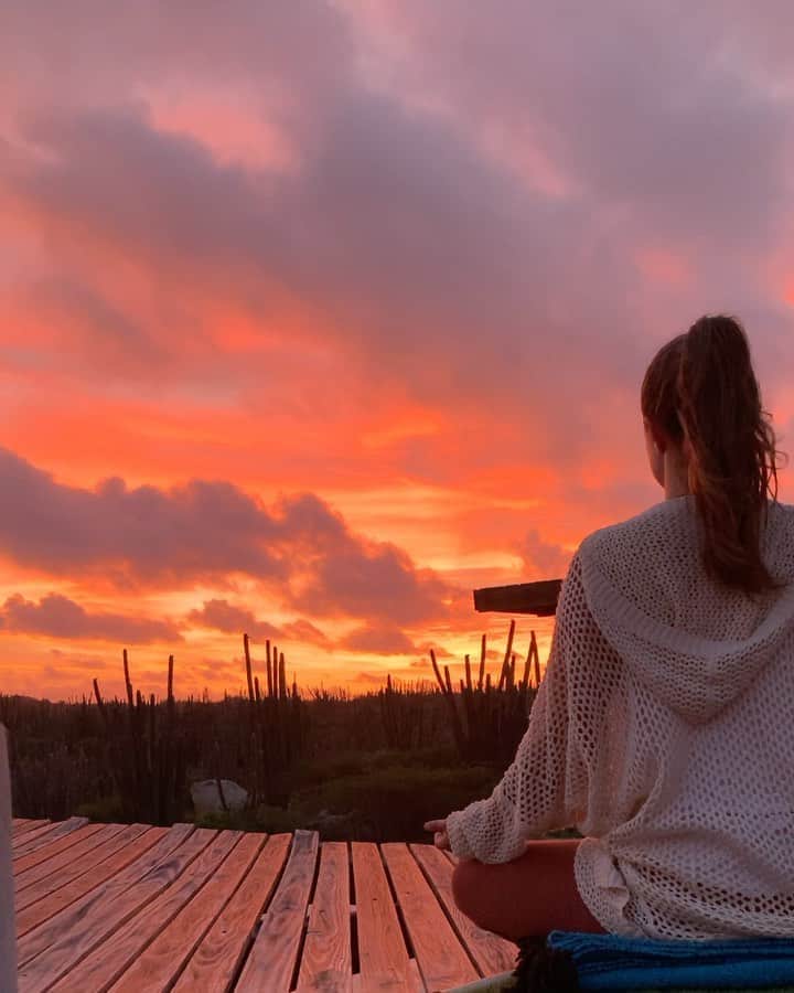 のインスタグラム：「Grand rising✨🧡 ⁣ ⁣ Pachamama delivers! Every day! Rising before the sun has brought more joy and gratitude into my life than I’ve felt in a long, long time. It’s the simplest thing. It’s free. Takes some discipline, yes, but the reward is life changing.⁣ ⁣ Tomorrow morning, don’t hit that snooze button! Get up, go outside and watch this majesty unfold. Wherever you are in the world I promise you it will be magical. Mother Earth is magical. And she will remind you that you are, too. x」