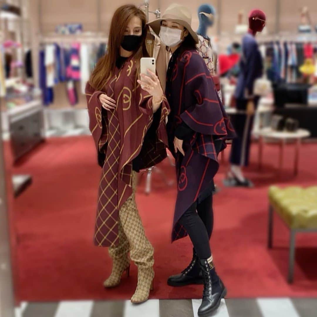 麻美さんのインスタグラム写真 - (麻美Instagram)「秋冬物❣️ ． 女子でお買い物は 楽しいね〜❣️ ． #shopping #gucci  #bestfriend」10月8日 20時13分 - mami0s