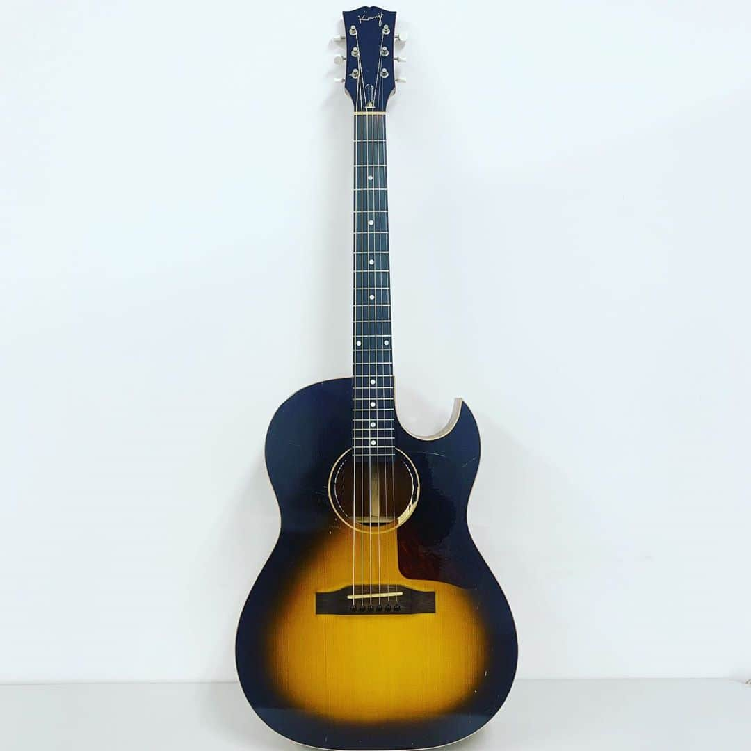 三浦拓也さんのインスタグラム写真 - (三浦拓也Instagram)「Kanji Guitar "no ring"  川畑完之さんに製作してもらったアコースティックギター。  昔持っていたGibsonのCF-100Eがとても気に入っていたので、あの雰囲気のイメージで、 小ぶりなボディサイズのオーダーにしました。 フレットは22fまで増やしてもらい、ハイポジションまで演奏しやすいようにしてもらっています。 ネックは太めなのですが、めちゃくちゃ握りやすくて弾きやすいんです。 この仕様は、もう一本持っているエレキのカンジギターにもいえる事で、手に吸い付く様なフィット感が最高です！ そして、単音の音の太さも抜群です！ ピッチもいいし、弾いていて気持ちいい！ 見た目も含めて、大好きなギターですね！  "no ring"とは、サウンドホールのインレイが入る部分が空洞になっている事から命名されました。  個人的には、山岸潤史さんが来日の際、僕からこのギターを借りて有山岸のステージで使ってくれたのが嬉しかったなぁ。」10月8日 20時14分 - depapepe_miura