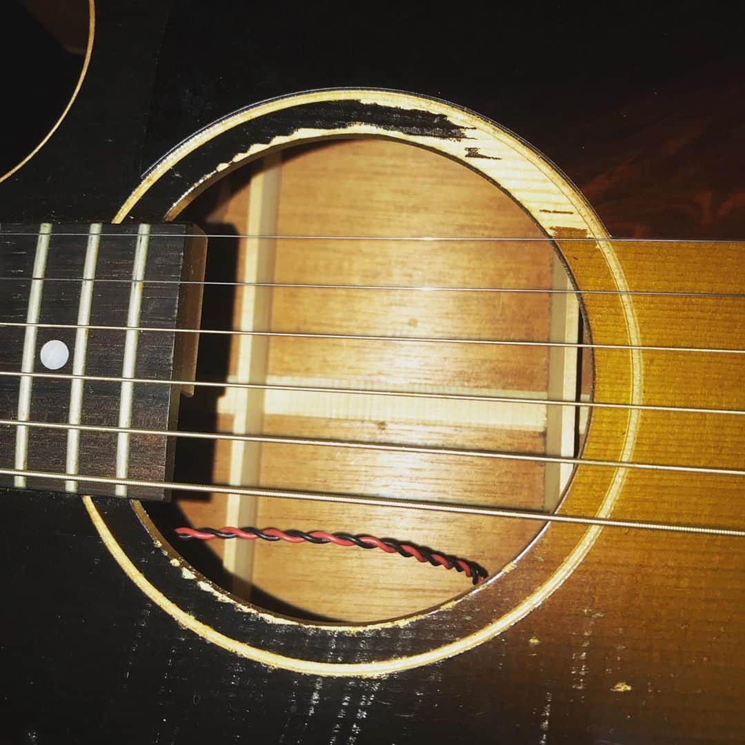 三浦拓也さんのインスタグラム写真 - (三浦拓也Instagram)「Kanji Guitar "no ring"  川畑完之さんに製作してもらったアコースティックギター。  昔持っていたGibsonのCF-100Eがとても気に入っていたので、あの雰囲気のイメージで、 小ぶりなボディサイズのオーダーにしました。 フレットは22fまで増やしてもらい、ハイポジションまで演奏しやすいようにしてもらっています。 ネックは太めなのですが、めちゃくちゃ握りやすくて弾きやすいんです。 この仕様は、もう一本持っているエレキのカンジギターにもいえる事で、手に吸い付く様なフィット感が最高です！ そして、単音の音の太さも抜群です！ ピッチもいいし、弾いていて気持ちいい！ 見た目も含めて、大好きなギターですね！  "no ring"とは、サウンドホールのインレイが入る部分が空洞になっている事から命名されました。  個人的には、山岸潤史さんが来日の際、僕からこのギターを借りて有山岸のステージで使ってくれたのが嬉しかったなぁ。」10月8日 20時14分 - depapepe_miura