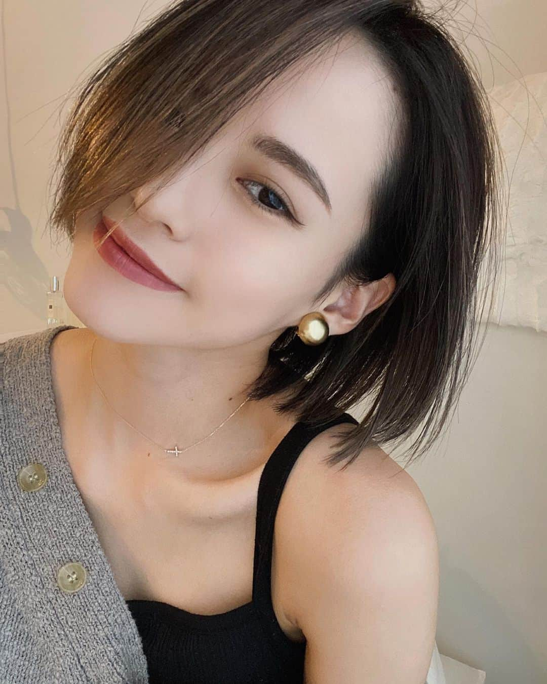 関本香里さんのインスタグラム写真 - (関本香里Instagram)「new hair❤️✂︎✂︎✂︎ 人生初ショートヘア🤭 ㅤㅤㅤ @tendo_iki にお願いしたよ✌️ 最近よくお世話になってるんだけど、 てんどーさんのインスタを見てて ショートもかわいいなぁって思い始め 切る直前までどうしようか迷ったけど 切るなら潔くと思っていったりました。笑 ㅤㅤㅤ まだ切ってから誰にも会ってないんだけど 私はとっても気に入ってる💕笑 ㅤㅤㅤ 秋冬は首回りが詰まったお洋服が 多いから顔まわりすっきりして ちょうどいいかも✨✨ ㅤㅤㅤ #newhair #ショートヘア #shorthair」10月8日 20時14分 - kaori_sekimoto_