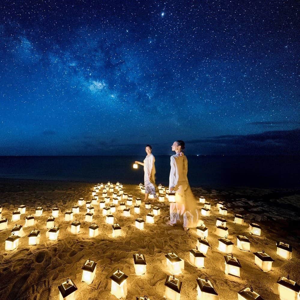 【公式】星野リゾート　リゾナーレさんのインスタグラム写真 - (【公式】星野リゾート　リゾナーレInstagram)「リゾナーレ小浜島では10月1日から「星降る夜のビーチハロウィン」を開催しております。ガジュマル広場を抜けたビーチハロウィン会場ではマスカレードマスクをつけて大人なハロウィンをお楽しみ頂けます。頭上に広がる満天の星を眺めながらゆっくりとした時間を過ごせます。#星野リゾートリゾナーレ小浜島  #リゾナーレ小浜島 #沖縄県 #小浜島 #旅行 #秋 #グランドオープン #マスカレードマスク #ハロウィン #フォトリゾナーレ #フォトコンテスト #国内旅行 #女子旅 #家族旅 #大人の休日 #オンライン旅行 #おうちで旅体験 #旅行気分  #hoshinoresorts #hoshinoresortsrisonare #hoshinoresortsrisonarekohamajima #risonarekohamajima #okinawa #travel #japan #onlinetravel #travelmood #grandopening #autumn #halloween」10月8日 20時14分 - hoshinoresorts.risonare