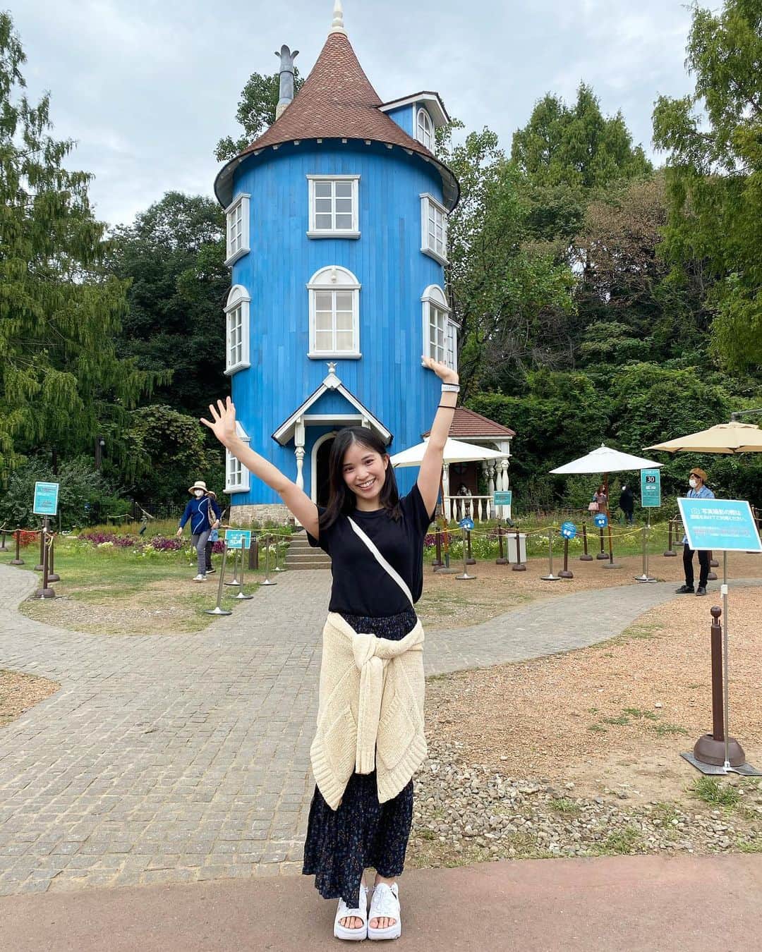 仮谷せいらのインスタグラム：「マイナスイオンを沢山浴びてきました🌲✨ 背負いすぎないムーミン達の言葉に ほろっと涙を誘われましたなぁ🥺  よく眠って、元気をなくさず (スナフキンのお手紙より) 今年もあと3ヶ月頑張るぞ🎌💕  #moominvalleypark」