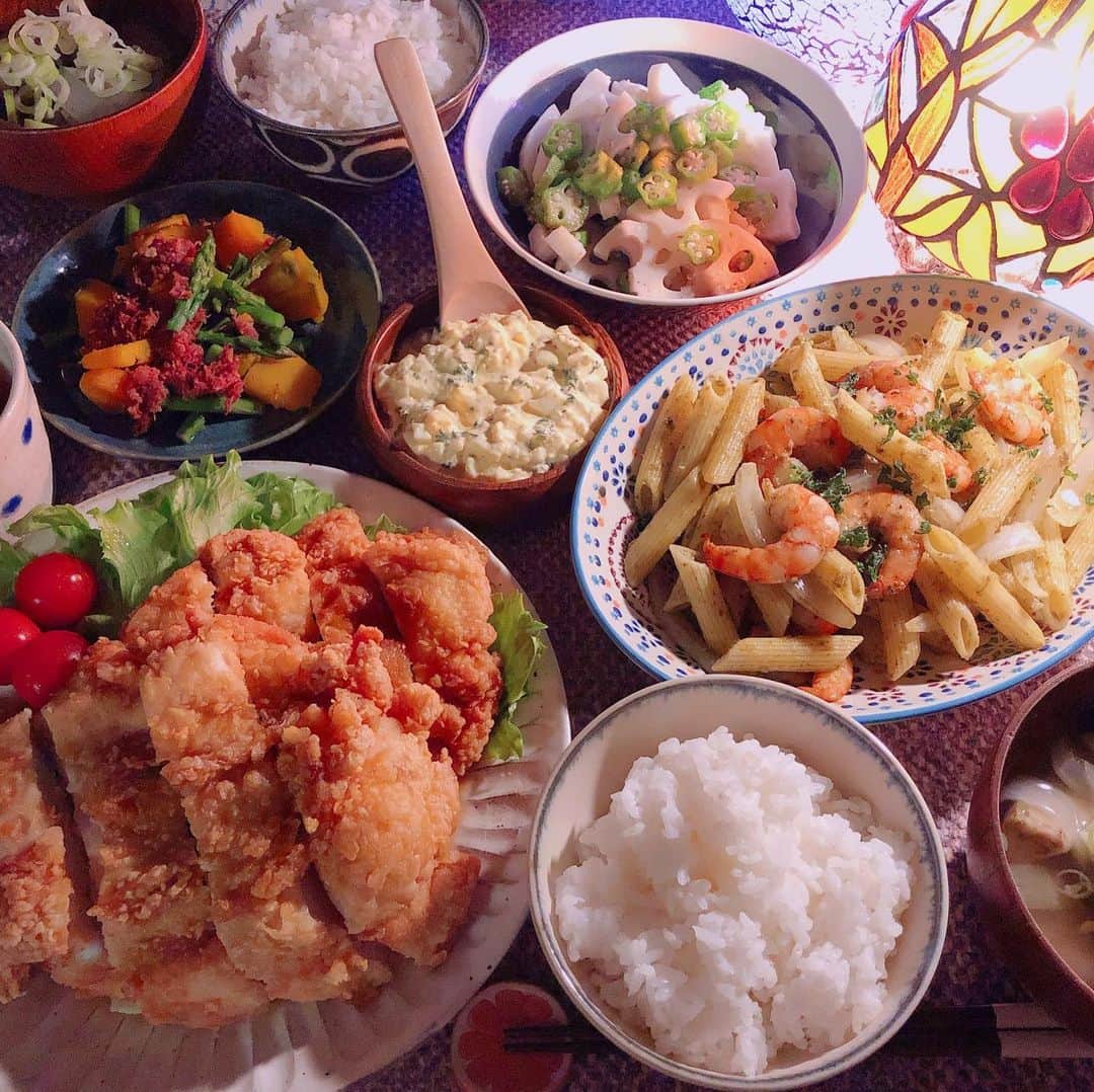 kaoringoのインスタグラム：「コロッケが食べたいけど、今日はチキン南蛮🐔  ほくほくのコロッケが食べたいけども！  チキン南蛮 海老とペンネのジェノベーゼソース おくらとれんこんのねばねばサラダ かぼちゃとアスパラのコンビーフ和え なすのお味噌汁」