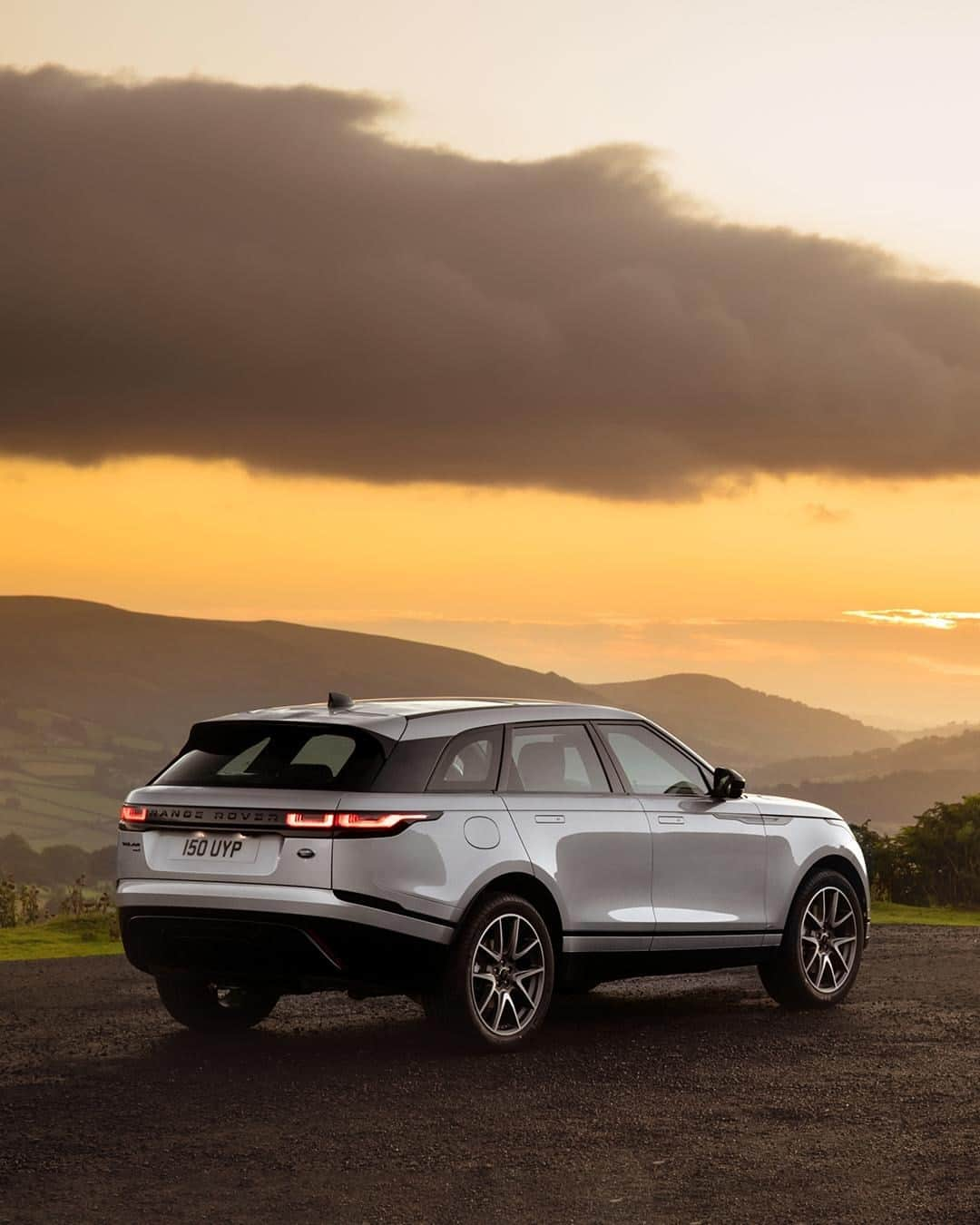 Land Roverさんのインスタグラム写真 - (Land RoverInstagram)「An electrifying view. With a modern and sophisticated design paired with efficient Plug-In Hybrid and 48-volt Mild Hybrid options, the new #RangeRover #Velar is more desirable than ever. Tap the link in our bio to build yours.  #PHEV #MHEV #HybridElectricVehicle #HybridSUV #LuxurySUV #4x4 #Carsofinstagram #Technology」10月8日 20時25分 - landrover