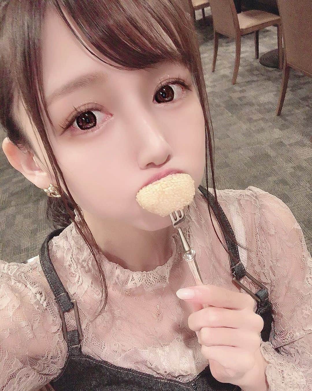 のインスタグラム：「. . ゴマ団子ー！！❤︎ だいすき👼🏻💞 . . #中華#ゴマ団子#ランチ#秋コーデ#コーデ#ootd #メイク#カラコン#アイシャドウ#デカ目#メイク#アイライン#tiktok」
