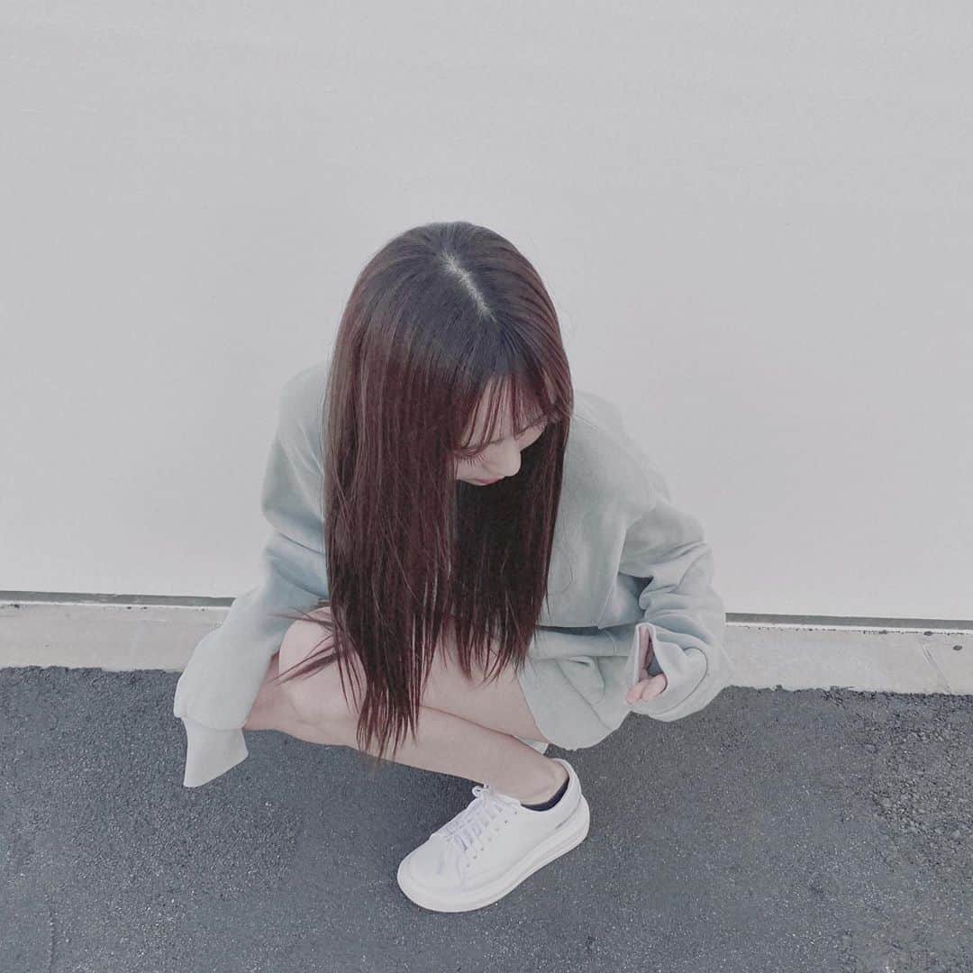 野島樺乃のインスタグラム：「今日寒かった〜、好きな季節〜 寒いと自然に、ひっつきたくなって腕組んじゃうんだよね . . . . #トレーナー #冬服 #カジュアルコーデ #古着コーデ #dailylook #fashion #ootd #スニーカー #スニーカーコーデ」