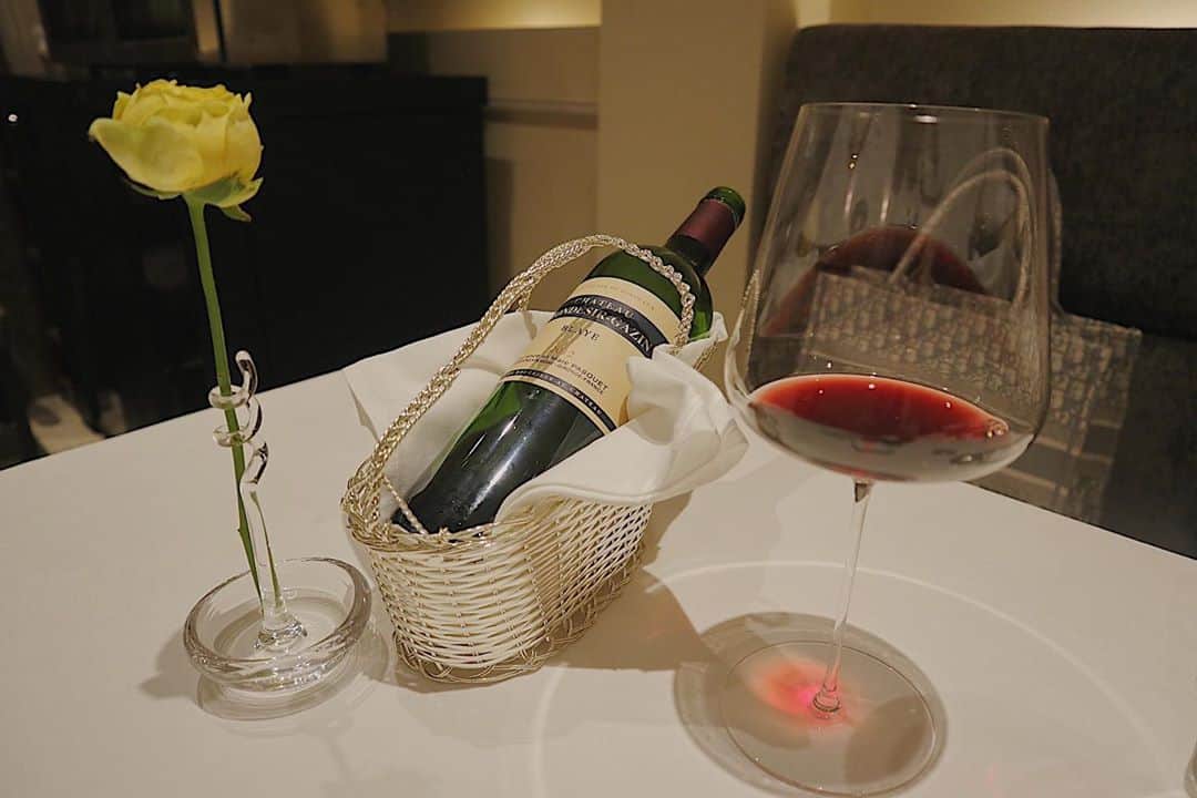 川崎成美のインスタグラム：「友人の内定のお祝いで🥂　隠れ家のようなお店でお料理はもちろん一品ずつ合わせて選んでいただくシャンパン、ワインも美味しかった😊」