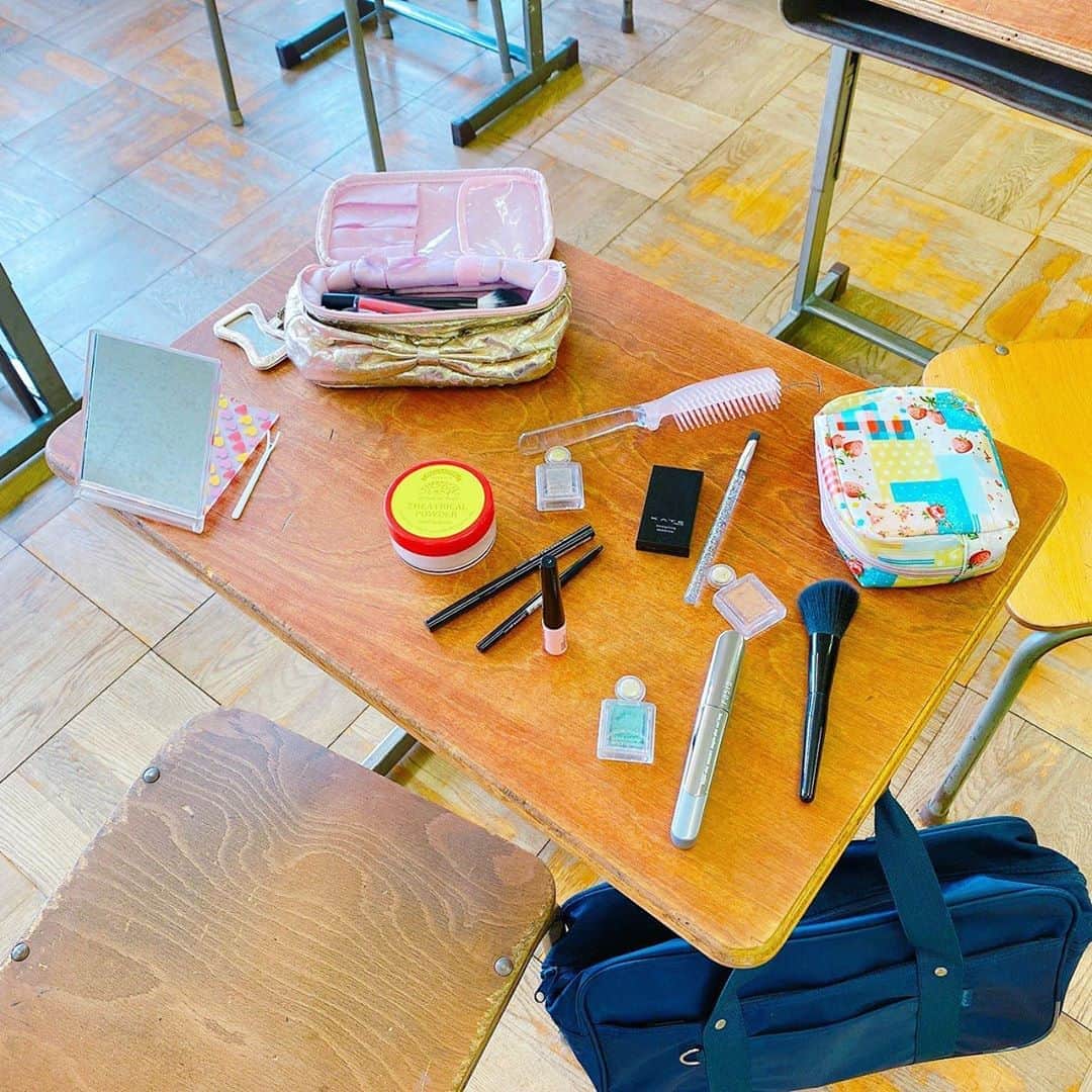 のインスタグラム：「・ #だから私はメイクする  第一話ご視聴いただきました皆様、 ありがとうございました☺️💕 ・ #島崎遥香 さん演じる、 笑子が魔法にかかった瞬間 学校のシーンで出てきたコスメたち💄✨ ・ ドラッグストアに売っている プチプラコスメ🥰🎶 使っていた人も多いのでは？ ・ こちらの #Fasio のマスカラは 実際に売られていた当時のマスカラ👀✨  #BoA さんが出演していた CMで話題になった 今はもう売ってないデザインのものを、 今回特別にお借りしました👏💗 貴重な品を、ありがとうございます‼️ ・ そしてそして、 いまは休刊している #Zipper 📚 懐かしいし、めっちゃ見ていました…😳✨ #矢沢あい さんの #パラダイスキス も 実はZipperに掲載されていたものでした😆💕 「いわゆる青文字系雑誌というやつで、 それこそ自分のために オシャレする女の子のための雑誌だったと思うよ」 と祖父江Pがおっしゃっていました😘 隅々まで愛のあふれたドラマですね‼️ ・ #KATE #パルガントン  #マジョリカマジョルカ」
