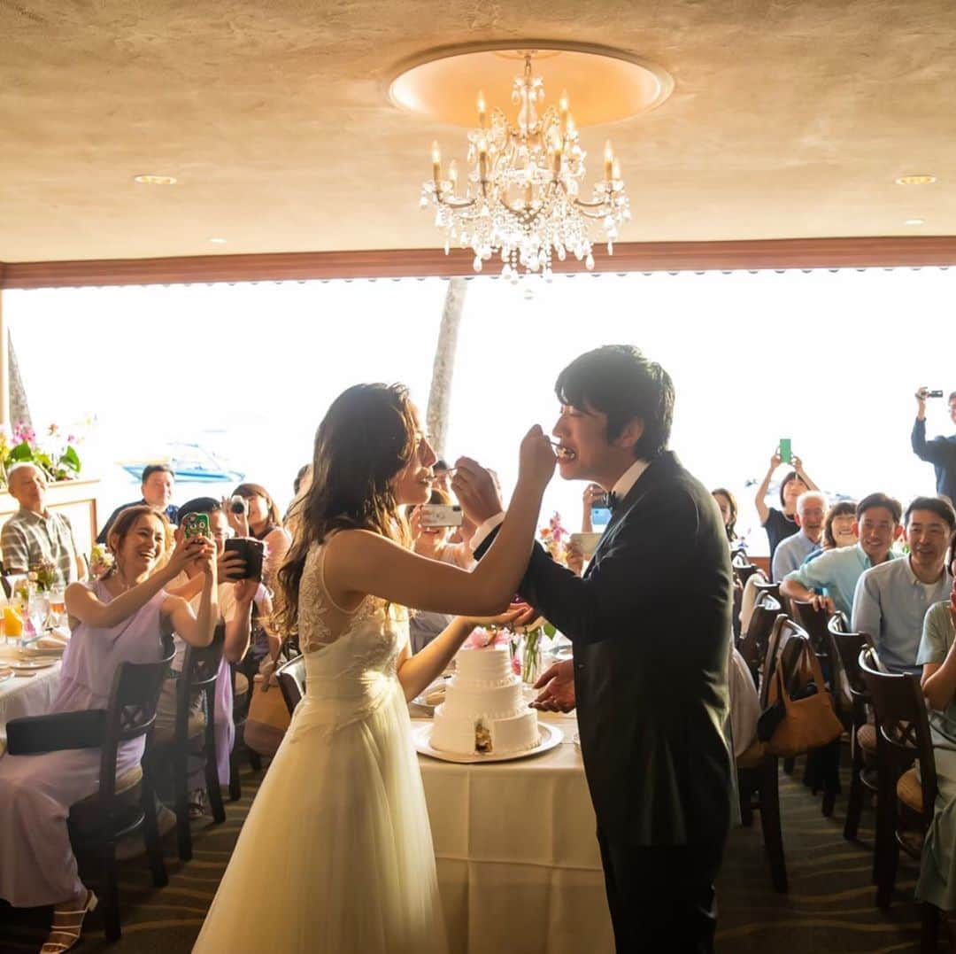 ハワイ挙式のCheersWedding チアーズウェディングさんのインスタグラム写真 - (ハワイ挙式のCheersWedding チアーズウェディングInstagram)「OHANAは、ハワイ語で「ファミリー」﻿ ﻿ ハワイの人々にとってOHANAとは、家族だけではありません。﻿ ﻿ 親戚、友だち、近所の人たち・・・﻿ それぞれの人生にそれぞれのOHANAがある。﻿ ﻿ ふたりのOHANAがひとつに合わさり大きなOHANAになっていく。﻿ 幸福は大きく悲しい出来事は小さなことに変えられる。﻿ ﻿ 結婚式とは結婚とは、そういうものなのかもしれません。﻿ ﻿ ***********************﻿ ﻿ 【HP】﻿ https://www.cheerswedding.jp﻿ ﻿ ☎︎0120-128-828﻿ 平日11:00〜19:00／土日祝10:00〜19:00﻿ ﻿ ***********************﻿ ﻿ ▼ウェディングパーク海外﻿ チアーズウェディングで検索﻿ https://foreign.weddingpark.net/agentlist/100063/﻿ ﻿ ▼ウェディングフォトはこちら﻿ @cheers_photowedding ﻿ ﻿ #チアーズウェディング﻿ #チアーズウエディング﻿ #ハワイウェディング ﻿ #海外ウェディング﻿ #リゾートウェディング﻿ #リゾ婚﻿ #海外挙式﻿ #ハワイ挙式﻿ #ハワイ婚﻿ #新婚旅行﻿ #ハワイ旅行﻿ #cheerswedding﻿ #hawaiiwedding﻿ #ハワイハネムーン﻿ #ハワイウェディングプロデュース﻿ #プレ花嫁﻿ #2021春婚 ﻿ #2021夏婚 ﻿ #2021秋婚 ﻿ #ハワイ式場﻿ #結婚式準備レポ﻿ #花嫁準備﻿ #式場迷子﻿ #式場探し﻿ #おしゃれ花嫁﻿﻿ #家族婚﻿ #ハワイ﻿ #ミッシェルズ﻿ #ハワイレストラン  #アフターパーティ﻿」10月8日 20時34分 - cheers_wedding