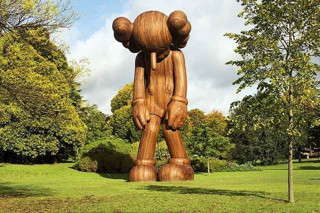 KAWSONEさんのインスタグラム写真 - (KAWSONEInstagram)「KAWS, SMALL LIE at Frieze Sculpture Park, 2014. 📷by Linda Nylind. @clare.lilley #KAWS #tbt #london」10月8日 20時26分 - kaws