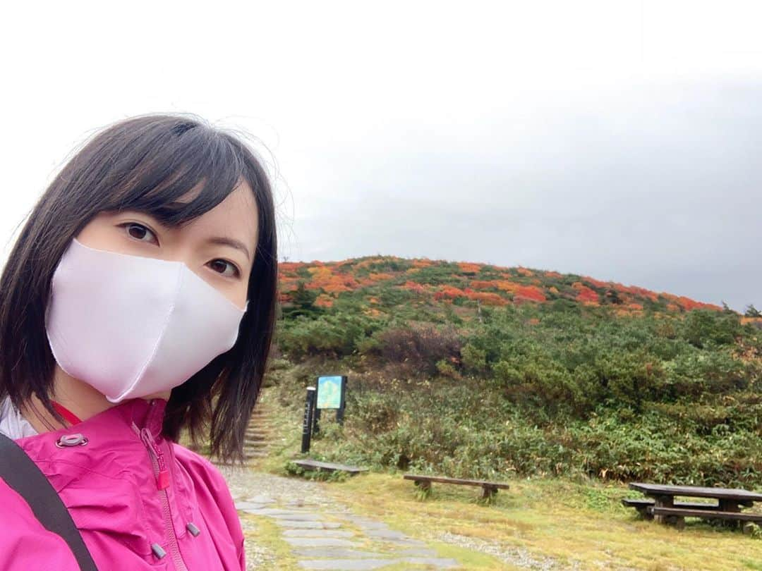 菅原智郁さんのインスタグラム写真 - (菅原智郁Instagram)「きょうは蔵王の地蔵山頂に行ってきました！ まだまだ紅葉が始まったばかりの蔵王ですが… 早くも地元の人たちによる「雪乞い」が行われました⛄ . . 今年は雪が降って安定したスキーシーズンになりますように！(生活が大変じゃない程度に…笑) . . いやーしかし、 気温は5度。 しっかり着ていったのに寒かった😂 . .  #山形 #蔵王 #地蔵尊 #地蔵山頂 #紅葉 #山形テレビ #アナウンサー #菅原智郁」10月8日 20時27分 - tomotomokaaaa22