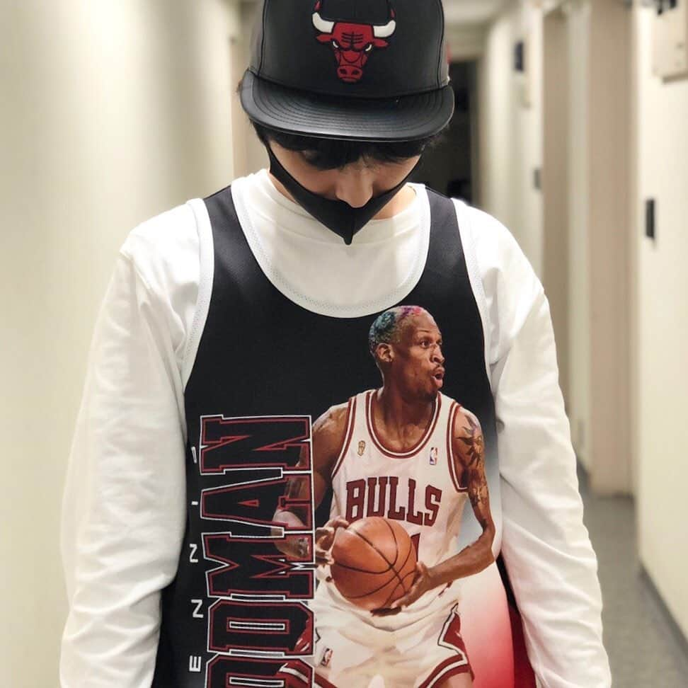 セレクションスタッフさんのインスタグラム写真 - (セレクションスタッフInstagram)「.﻿ #dennisrodman  ﻿ 手持ちのロンTeeやフーディに重ね着して着こなし🖤❤️﻿ 夏場なら一枚orTee重ね💥﻿ ということはオールシーズン行ける！！？﻿ ﻿ バックスタイルもしっかりロッドマン🔥﻿ ﻿ ﻿ ﻿ #NBA #nba好き #スラムダンク #slamdunk #ストリートファッション #スラダン #セレクション新宿 #セレクション大阪 #ラストダンス #lastdance #nba好きと繋がりたい #灌籃高手 #シカゴブルズ #レイカーズ #ニューエラ #ニューエラキャップ #chicagobulls #bulls #デニスロッドマン #ロッドマン #ミッチェルアンドネス」10月8日 20時27分 - selection_headoffice