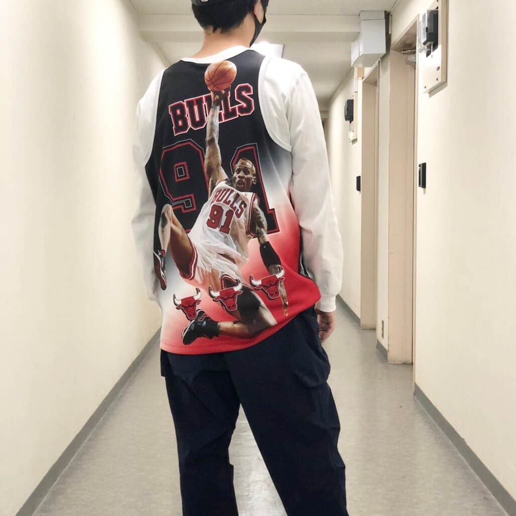 セレクションスタッフさんのインスタグラム写真 - (セレクションスタッフInstagram)「.﻿ #dennisrodman  ﻿ 手持ちのロンTeeやフーディに重ね着して着こなし🖤❤️﻿ 夏場なら一枚orTee重ね💥﻿ ということはオールシーズン行ける！！？﻿ ﻿ バックスタイルもしっかりロッドマン🔥﻿ ﻿ ﻿ ﻿ #NBA #nba好き #スラムダンク #slamdunk #ストリートファッション #スラダン #セレクション新宿 #セレクション大阪 #ラストダンス #lastdance #nba好きと繋がりたい #灌籃高手 #シカゴブルズ #レイカーズ #ニューエラ #ニューエラキャップ #chicagobulls #bulls #デニスロッドマン #ロッドマン #ミッチェルアンドネス」10月8日 20時27分 - selection_headoffice