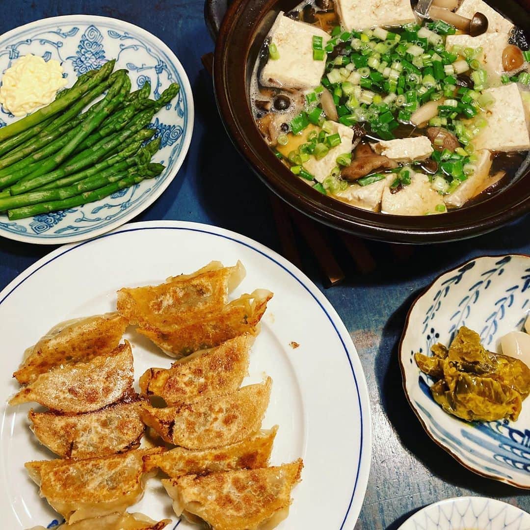 井上荒野のインスタグラム：「この時期、近くのをスーパーに出回る山のワイルドなキノコとお豆腐の汁。露地アスパラもなぜか今出てて、大変においしい。餃子は豚肉とセロリ。満腹。」