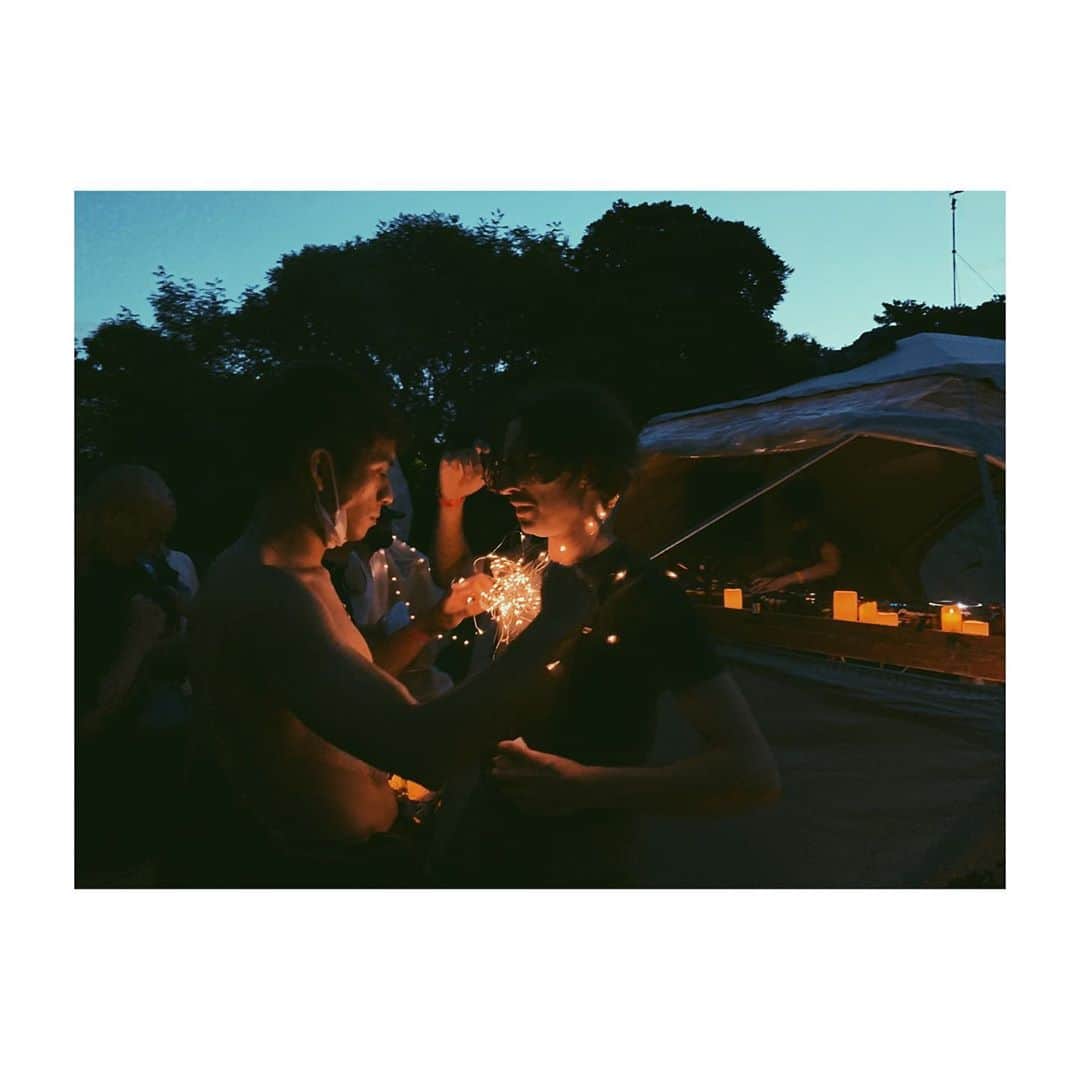 中井ノエミのインスタグラム：「la famiglia  . . .  #lensbible #roamtheplanet #stayandwander #voyaged #wanderlust #hellofrom #artofvisuals #japan #asia #wanderlust #instagramjapan #team_jp_ #nomad #folksouls #folkscenery #sunset #sunrise #summer #youth #dusktildawn #dreamers #nightowl #nuitblanche #allnighter #music #festival #dance #boys #rave」