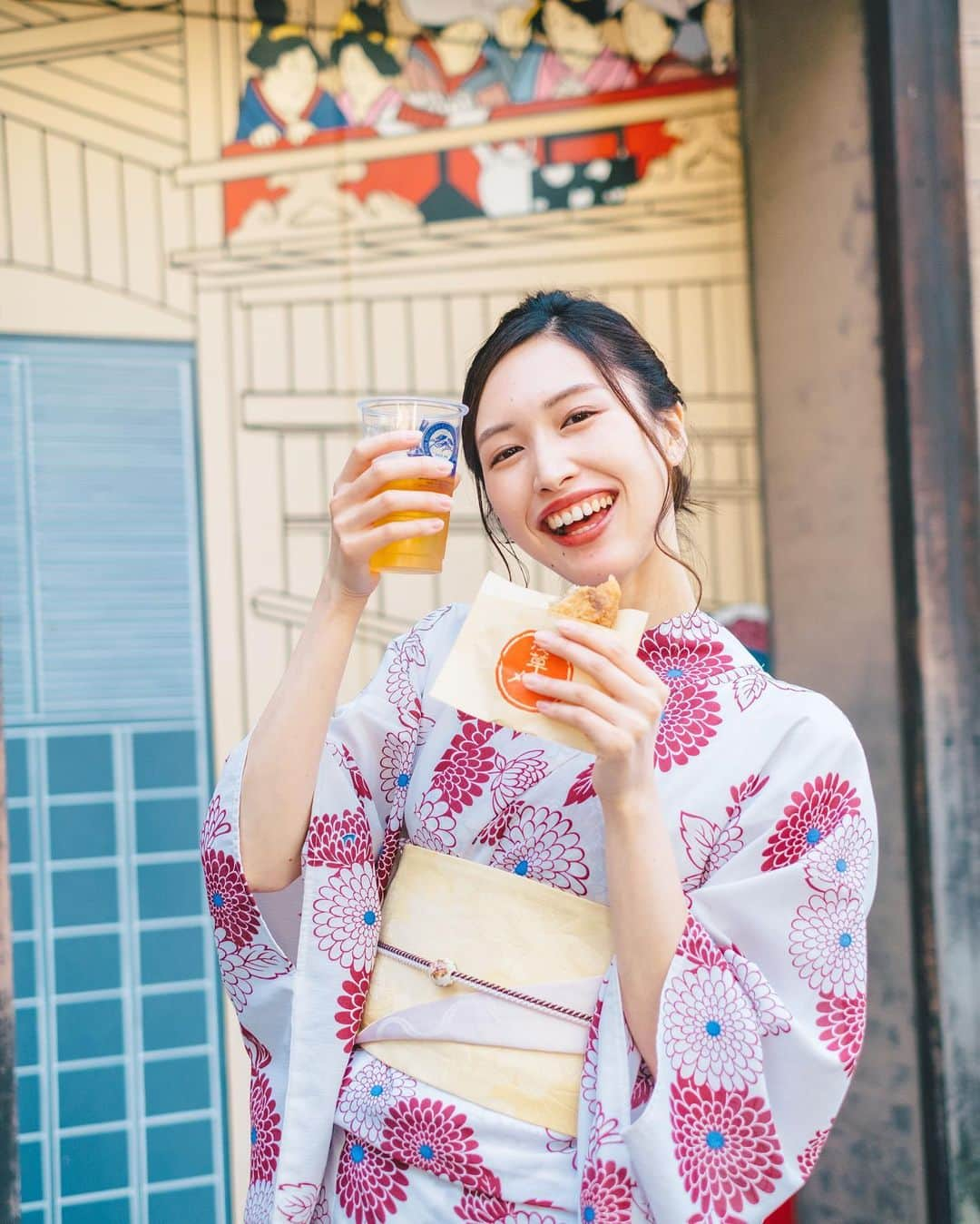 糸川菜央さんのインスタグラム写真 - (糸川菜央Instagram)「二日連続浴衣投稿👘  大好きなビールと #浅草メンチ の相性抜群すぎた…  ビールを飲む私どうですか？🍻  #浅草 #浅草着物レンタル #梨花和服  #ミス学習院コンテスト2020 #ミス学習院 #学習院大学 #ミスコン #大学ミスコン #2020 #浅草デート #東京 #japan #浴衣 #撮影 #ポートレート #ビール」10月8日 20時30分 - nao_itokawa