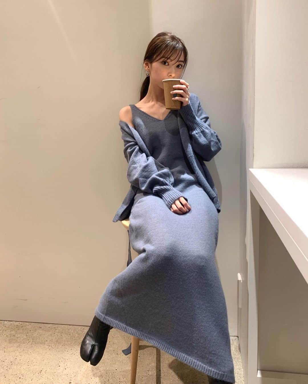 谷川菜奈さんのインスタグラム写真 - (谷川菜奈Instagram)「Blue💙🌏 珍しすぎる（初めてかも）なブルーを着てブルーボトルに☕️笑 大人なブルーだから着やすかったなあ☺︎ブルーありだなあ☺︎ OP @fifth_store  boots maisonmargiela   #outfit#bluebottlecoffee #fifth#fifthtl#フィフス#低身長コーデ#ブルーコーデ  #ソフトタッチキャミワンピニットアップ」10月8日 20時30分 - pechi.130