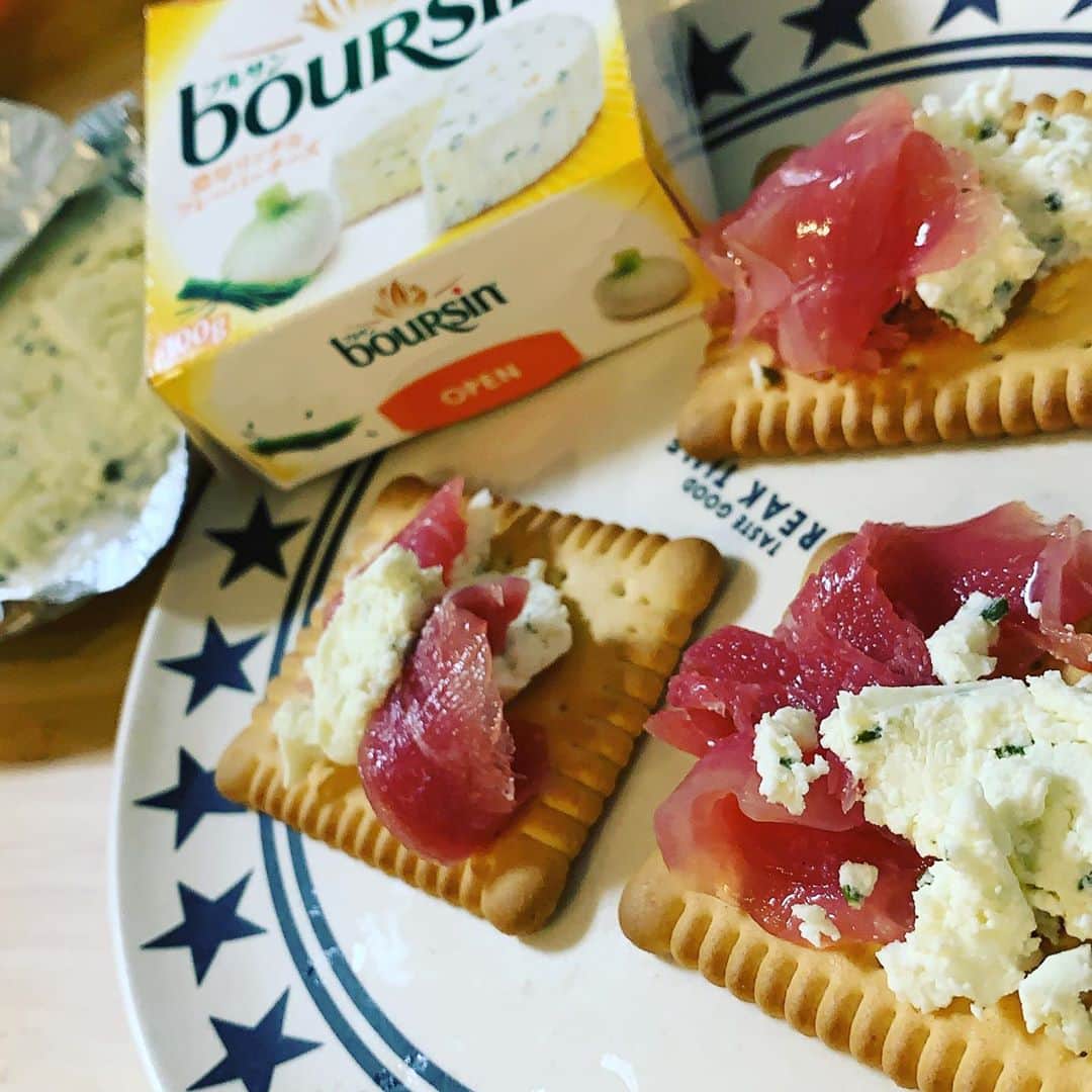 遠藤未菜のインスタグラム：「🧀  間食。 ビスケットの甘さと 生ハムの塩気とboursinのチーズの組み合わせ神🤞  ちなみにおつまみではありませんw わたしはお酒飲めないので🤣🖖🏼  #ビスケット #boursin #boursincheese #美味しい #cheese」