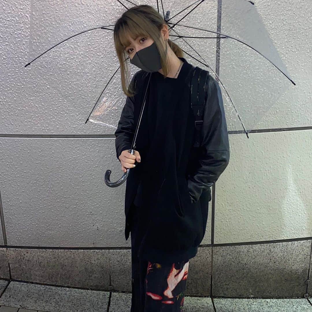 のインスタグラム：「ブラックコーデ  outer: used pants: yohji yamamoto @yohji_inc  shoes: doctor martens  #たえりかコーデ」