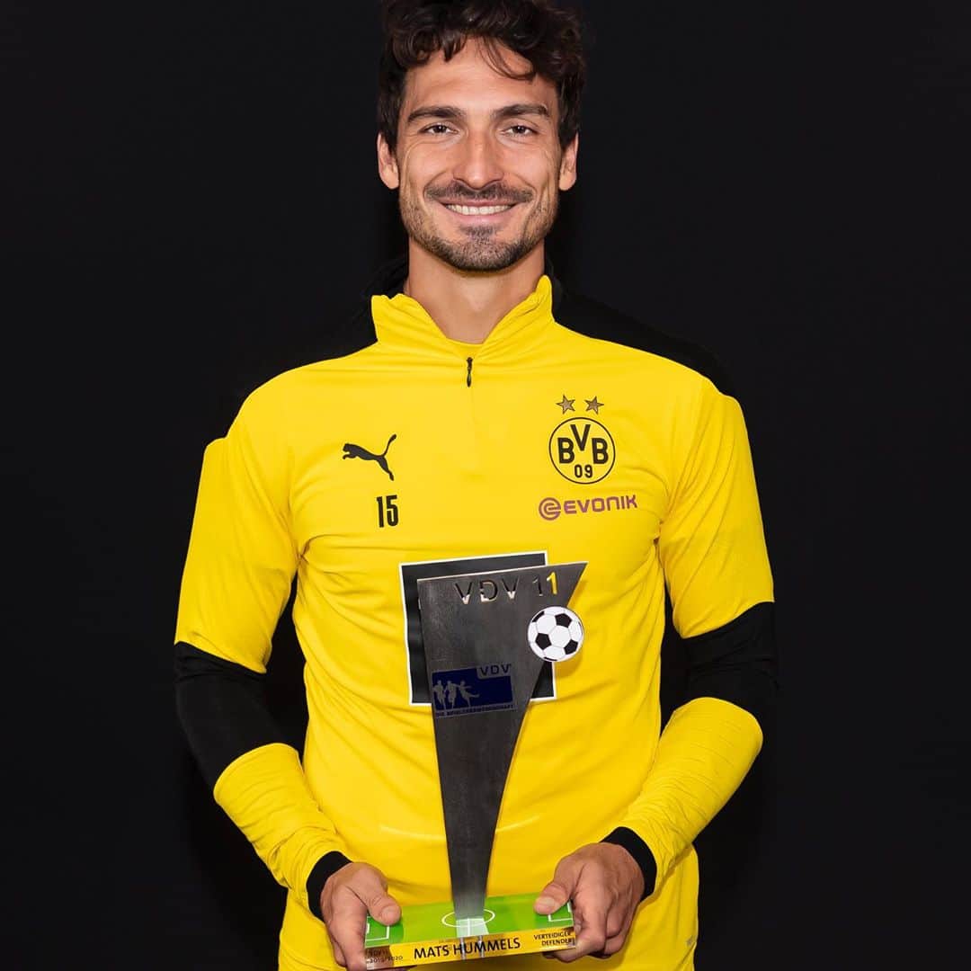マッツ・フメルスのインスタグラム：「It’s always nice and a great honor to get voted for the team of the year by the players.  Es ist immer eine sehr schöne Sache und große Auszeichnung wenn man von den Spielern in die Elf des Jahres gewählt wird.」