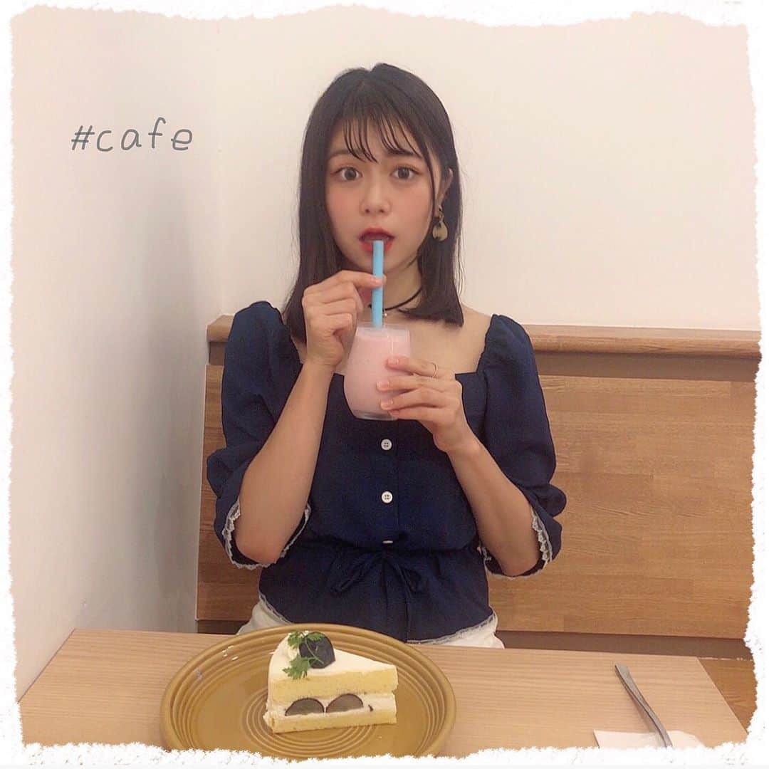 のインスタグラム：「． ． ばんくま🧸🎀 ． ． 久しぶりにカフェへ行ってきました ‪☺︎‬ 四コマだよ〜！！ ． スムージーもショートケーキも美味しくてにやにや止まらなかった🙄💖 ． ． 一緒にどう〜？？ ． ． ． いつもいいね＆コメントありがとうございます🧸🎀 ． ． #まりくま #まりくま進化計画 #Popteen #POP #手書き加工 #手書き #ljk #jk #jkブランド #カフェ #カフェ巡り #cafe #名古屋カフェ #スムージー #ショートケーキ なのにブドウがのっててびっくりしたって話 🍇」