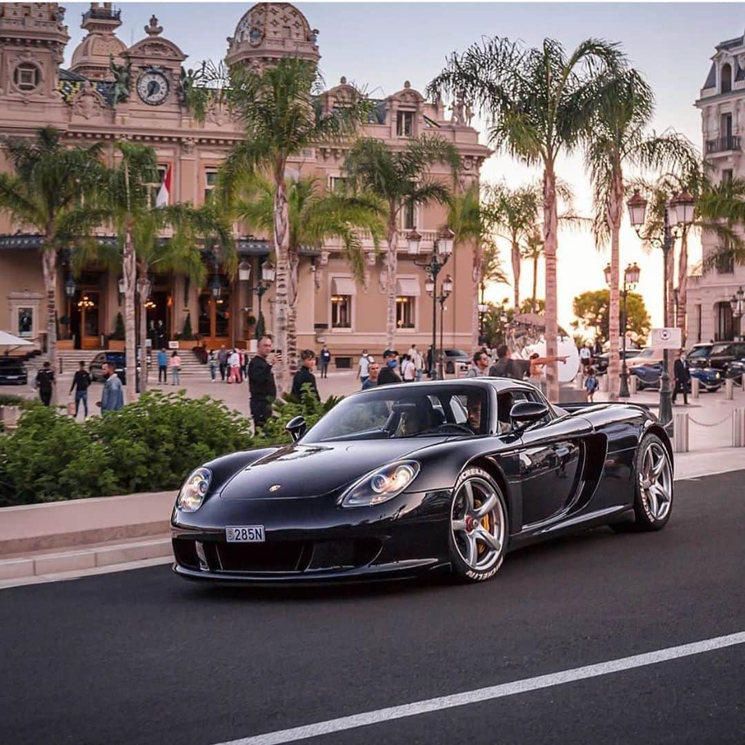 アンドレ・ロッテラーのインスタグラム：「Car spotting magnet! #porsche #carreragt #v10 #monaco」