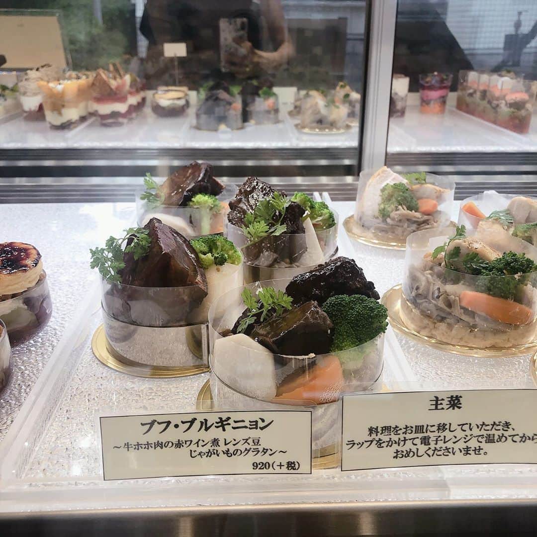 菊池かなこさんのインスタグラム写真 - (菊池かなこInstagram)「. 本格フレンチのテイクアウト🇫🇷 @aida.veglife AIDA Groupの新店舗✨　 . まず、見た目が可愛いすぎる😻 野菜パフェには食べられるエディブルフラワーが..🌸 . お手頃価格のフレンチ、 前菜,副菜,主菜,デザートまで全て揃っていて 甘いものが苦手な方への差し入れとしても すごくおしゃれで喜ばれると思います👏 . 主菜の牛ホホ肉は温めると 出来立てそのままの味に✨ . おうちで贅沢気分👑 最高に美味しかったです❤︎ . . AIDA VEGLIFE 恵比寿店 050-5457-0561 東京都渋谷区恵比寿1-16-33 第2ASビル 1F https://tabelog.com/tokyo/A1303/A130302/13249364/ . . ୨୧┈┈┈┈┈┈┈┈┈┈┈┈┈┈┈┈┈୨୧ #aidavegelife#アイダベジライフ #恵比寿グルメ#恵比寿テイクアウト#フレンチ #デリカテッセン#オーガニック#野菜パフェ #おうちじかん#lineconomi#東京カレンダー#東カレ倶楽部 #インスタグルメアワード2020#かなーなグルメ #食べログ#東京グルメ#フードグラマー #デリスタグラマー#東京グルメ」10月8日 20時38分 - canana_kanako