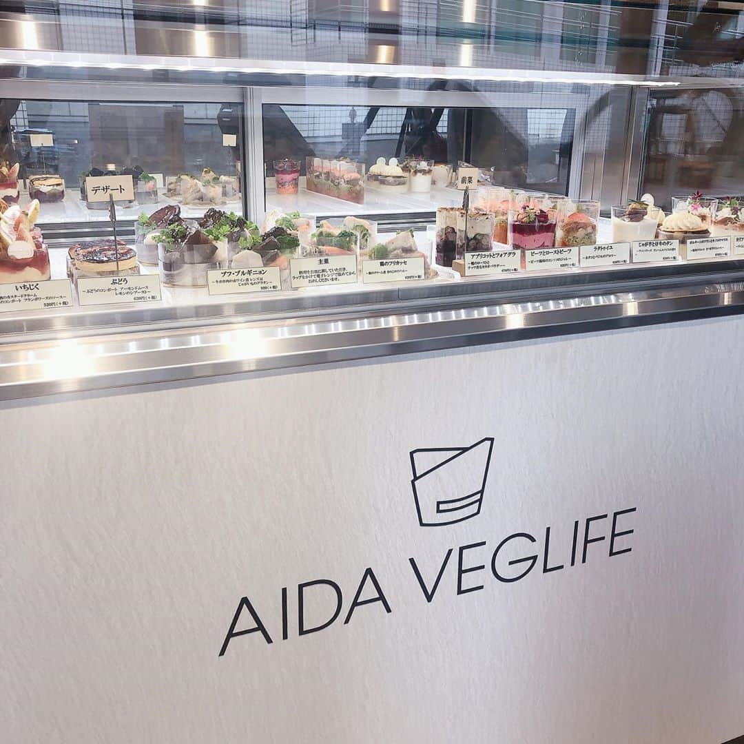 菊池かなこさんのインスタグラム写真 - (菊池かなこInstagram)「. 本格フレンチのテイクアウト🇫🇷 @aida.veglife AIDA Groupの新店舗✨　 . まず、見た目が可愛いすぎる😻 野菜パフェには食べられるエディブルフラワーが..🌸 . お手頃価格のフレンチ、 前菜,副菜,主菜,デザートまで全て揃っていて 甘いものが苦手な方への差し入れとしても すごくおしゃれで喜ばれると思います👏 . 主菜の牛ホホ肉は温めると 出来立てそのままの味に✨ . おうちで贅沢気分👑 最高に美味しかったです❤︎ . . AIDA VEGLIFE 恵比寿店 050-5457-0561 東京都渋谷区恵比寿1-16-33 第2ASビル 1F https://tabelog.com/tokyo/A1303/A130302/13249364/ . . ୨୧┈┈┈┈┈┈┈┈┈┈┈┈┈┈┈┈┈୨୧ #aidavegelife#アイダベジライフ #恵比寿グルメ#恵比寿テイクアウト#フレンチ #デリカテッセン#オーガニック#野菜パフェ #おうちじかん#lineconomi#東京カレンダー#東カレ倶楽部 #インスタグルメアワード2020#かなーなグルメ #食べログ#東京グルメ#フードグラマー #デリスタグラマー#東京グルメ」10月8日 20時38分 - canana_kanako