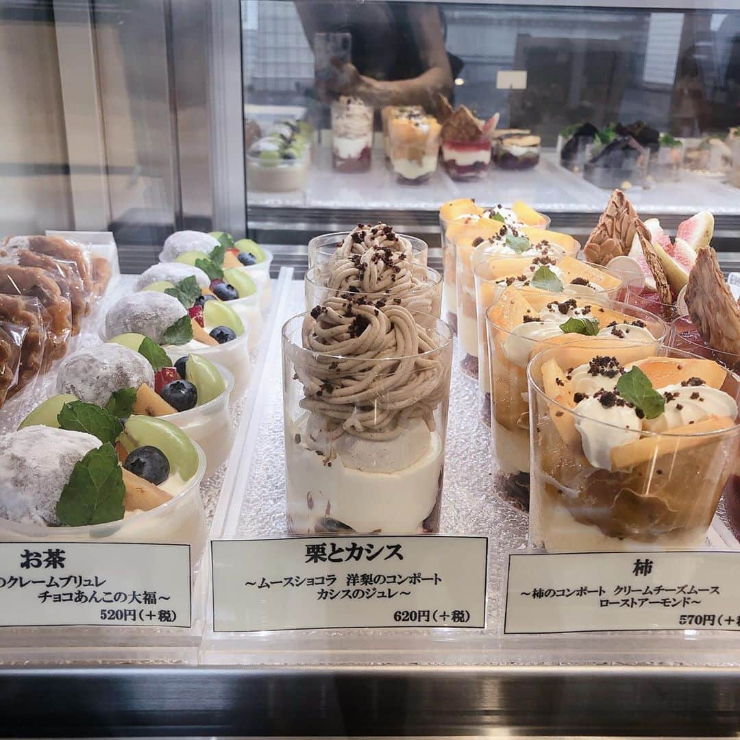 菊池かなこさんのインスタグラム写真 - (菊池かなこInstagram)「. 本格フレンチのテイクアウト🇫🇷 @aida.veglife AIDA Groupの新店舗✨　 . まず、見た目が可愛いすぎる😻 野菜パフェには食べられるエディブルフラワーが..🌸 . お手頃価格のフレンチ、 前菜,副菜,主菜,デザートまで全て揃っていて 甘いものが苦手な方への差し入れとしても すごくおしゃれで喜ばれると思います👏 . 主菜の牛ホホ肉は温めると 出来立てそのままの味に✨ . おうちで贅沢気分👑 最高に美味しかったです❤︎ . . AIDA VEGLIFE 恵比寿店 050-5457-0561 東京都渋谷区恵比寿1-16-33 第2ASビル 1F https://tabelog.com/tokyo/A1303/A130302/13249364/ . . ୨୧┈┈┈┈┈┈┈┈┈┈┈┈┈┈┈┈┈୨୧ #aidavegelife#アイダベジライフ #恵比寿グルメ#恵比寿テイクアウト#フレンチ #デリカテッセン#オーガニック#野菜パフェ #おうちじかん#lineconomi#東京カレンダー#東カレ倶楽部 #インスタグルメアワード2020#かなーなグルメ #食べログ#東京グルメ#フードグラマー #デリスタグラマー#東京グルメ」10月8日 20時38分 - canana_kanako