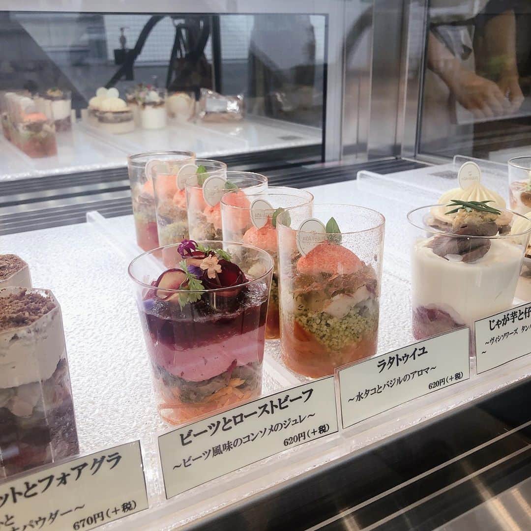 菊池かなこさんのインスタグラム写真 - (菊池かなこInstagram)「. 本格フレンチのテイクアウト🇫🇷 @aida.veglife AIDA Groupの新店舗✨　 . まず、見た目が可愛いすぎる😻 野菜パフェには食べられるエディブルフラワーが..🌸 . お手頃価格のフレンチ、 前菜,副菜,主菜,デザートまで全て揃っていて 甘いものが苦手な方への差し入れとしても すごくおしゃれで喜ばれると思います👏 . 主菜の牛ホホ肉は温めると 出来立てそのままの味に✨ . おうちで贅沢気分👑 最高に美味しかったです❤︎ . . AIDA VEGLIFE 恵比寿店 050-5457-0561 東京都渋谷区恵比寿1-16-33 第2ASビル 1F https://tabelog.com/tokyo/A1303/A130302/13249364/ . . ୨୧┈┈┈┈┈┈┈┈┈┈┈┈┈┈┈┈┈୨୧ #aidavegelife#アイダベジライフ #恵比寿グルメ#恵比寿テイクアウト#フレンチ #デリカテッセン#オーガニック#野菜パフェ #おうちじかん#lineconomi#東京カレンダー#東カレ倶楽部 #インスタグルメアワード2020#かなーなグルメ #食べログ#東京グルメ#フードグラマー #デリスタグラマー#東京グルメ」10月8日 20時38分 - canana_kanako