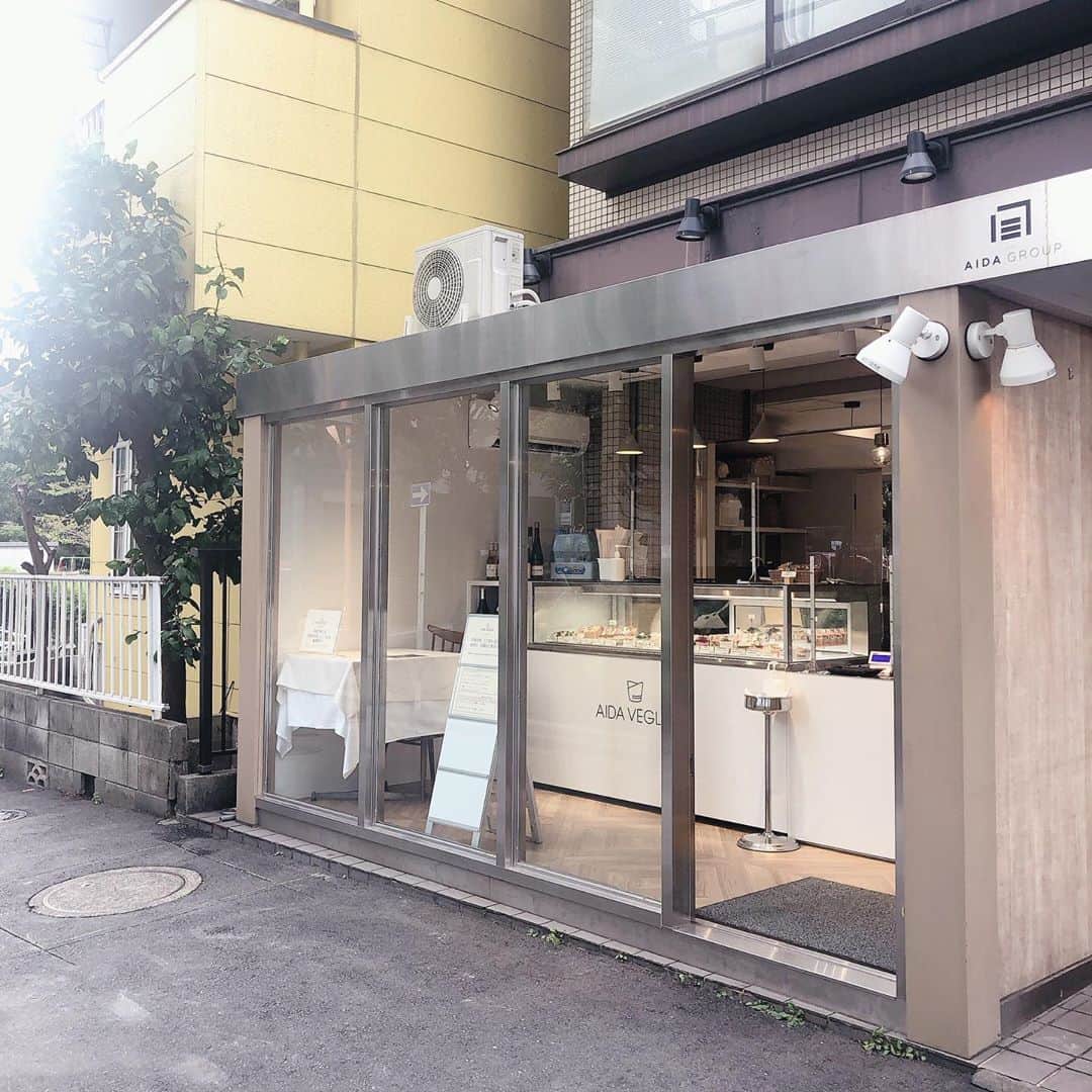 菊池かなこさんのインスタグラム写真 - (菊池かなこInstagram)「. 本格フレンチのテイクアウト🇫🇷 @aida.veglife AIDA Groupの新店舗✨　 . まず、見た目が可愛いすぎる😻 野菜パフェには食べられるエディブルフラワーが..🌸 . お手頃価格のフレンチ、 前菜,副菜,主菜,デザートまで全て揃っていて 甘いものが苦手な方への差し入れとしても すごくおしゃれで喜ばれると思います👏 . 主菜の牛ホホ肉は温めると 出来立てそのままの味に✨ . おうちで贅沢気分👑 最高に美味しかったです❤︎ . . AIDA VEGLIFE 恵比寿店 050-5457-0561 東京都渋谷区恵比寿1-16-33 第2ASビル 1F https://tabelog.com/tokyo/A1303/A130302/13249364/ . . ୨୧┈┈┈┈┈┈┈┈┈┈┈┈┈┈┈┈┈୨୧ #aidavegelife#アイダベジライフ #恵比寿グルメ#恵比寿テイクアウト#フレンチ #デリカテッセン#オーガニック#野菜パフェ #おうちじかん#lineconomi#東京カレンダー#東カレ倶楽部 #インスタグルメアワード2020#かなーなグルメ #食べログ#東京グルメ#フードグラマー #デリスタグラマー#東京グルメ」10月8日 20時38分 - canana_kanako