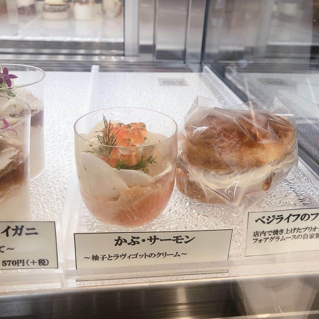 菊池かなこさんのインスタグラム写真 - (菊池かなこInstagram)「. 本格フレンチのテイクアウト🇫🇷 @aida.veglife AIDA Groupの新店舗✨　 . まず、見た目が可愛いすぎる😻 野菜パフェには食べられるエディブルフラワーが..🌸 . お手頃価格のフレンチ、 前菜,副菜,主菜,デザートまで全て揃っていて 甘いものが苦手な方への差し入れとしても すごくおしゃれで喜ばれると思います👏 . 主菜の牛ホホ肉は温めると 出来立てそのままの味に✨ . おうちで贅沢気分👑 最高に美味しかったです❤︎ . . AIDA VEGLIFE 恵比寿店 050-5457-0561 東京都渋谷区恵比寿1-16-33 第2ASビル 1F https://tabelog.com/tokyo/A1303/A130302/13249364/ . . ୨୧┈┈┈┈┈┈┈┈┈┈┈┈┈┈┈┈┈୨୧ #aidavegelife#アイダベジライフ #恵比寿グルメ#恵比寿テイクアウト#フレンチ #デリカテッセン#オーガニック#野菜パフェ #おうちじかん#lineconomi#東京カレンダー#東カレ倶楽部 #インスタグルメアワード2020#かなーなグルメ #食べログ#東京グルメ#フードグラマー #デリスタグラマー#東京グルメ」10月8日 20時38分 - canana_kanako