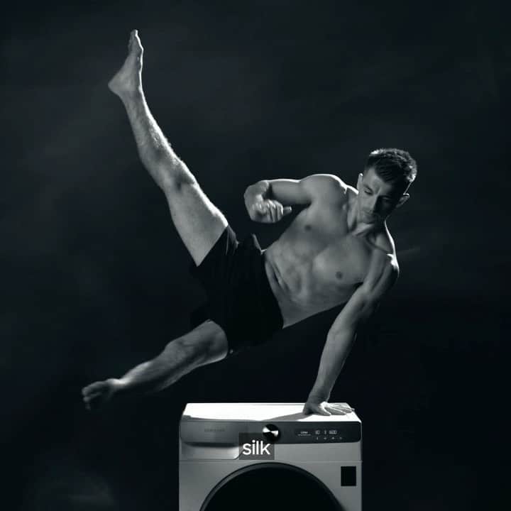 マックス・ウィットロックのインスタグラム：「Swapped medals for modelling in the new Samsung campaign - do you think I’ve got a shot at walking the runway next season? 😂 🤣  @samsunguk new ‘Freshly Laundered’ fragrance captures the smell of freshly washed clothes. Created to launch the new ecobubble™ washing machine range #Samsung #FreshlyLaundered #ecobubble #ad」