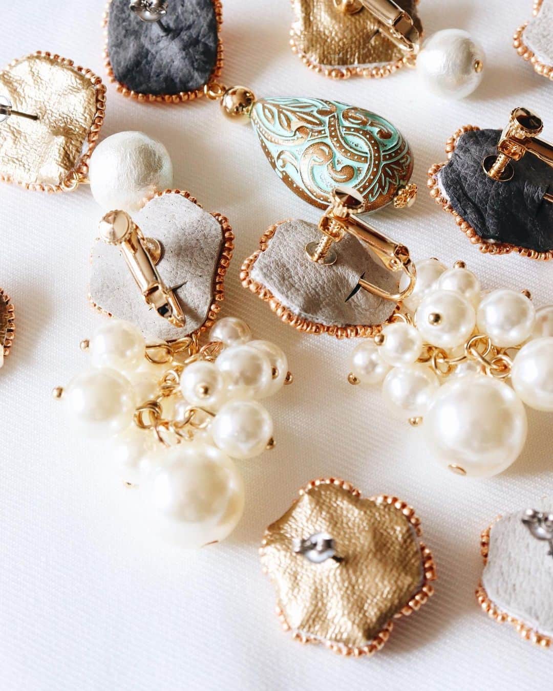 handmade shopのインスタグラム：「10月のオンライン販売は終了いたしました😌💓﻿ ﻿ オンラインショップをご覧いただいたみなさま﻿ ご注文いただいたみなさま﻿ ありがとうございます🌟﻿ ﻿ 本日裏仕立てをしていました﻿ 明日には全て発送できそうです✨﻿ ﻿ 次回のオンライン販売は﻿ 11月を予定しております﻿ ﻿ お花のアクセサリーの数が﻿ 少なくなってきましたので﻿ ﻿ 次回はたくさんご用意できるよう﻿ 制作がんばります…❣️﻿ ﻿ インスタグラムを更新していないときは﻿ youtubeでビーズ刺繍アクセサリーの﻿ 作り方を教えていたり﻿ ﻿ サブチャンネルで﻿ 売上に悩んでいる作家さんに向けて﻿ 情報発信しています😊﻿ ﻿ どちらもご好評いただいており﻿ ハンドメイド制作以外にもやりがいを感じ﻿ 日々奮闘しております🔥﻿ ﻿ まだ見たことがない方はぜひ﻿ プロフィールのリンクからご覧くださいね👆﻿ ﻿ ﻿ ﻿」