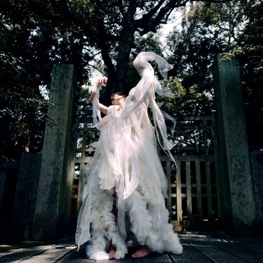 ARAKI SHIROのインスタグラム：「「CODOU PROJECT」  https://youtu.be/yh3_FaP6ShA  Location/Kashii Shrine  Video Director/Kazuhiko Enda Chikuzen Biwa/Cyouka Ogata Shamisen/Shoryu Yasuda Model/YURIKA Hair & Make-up/ Kanna Murokita Rika Kawamoto Choreographer/SAKI Costume&Visual Direction/ARAKI SHIRO . . . #codouproject#film #ARAKISHIRO#FUKUOKA#costume#costumedesign#couture#hautecouture#contemporaryart#福岡#衣装#コスチューム#アラキシロウ」