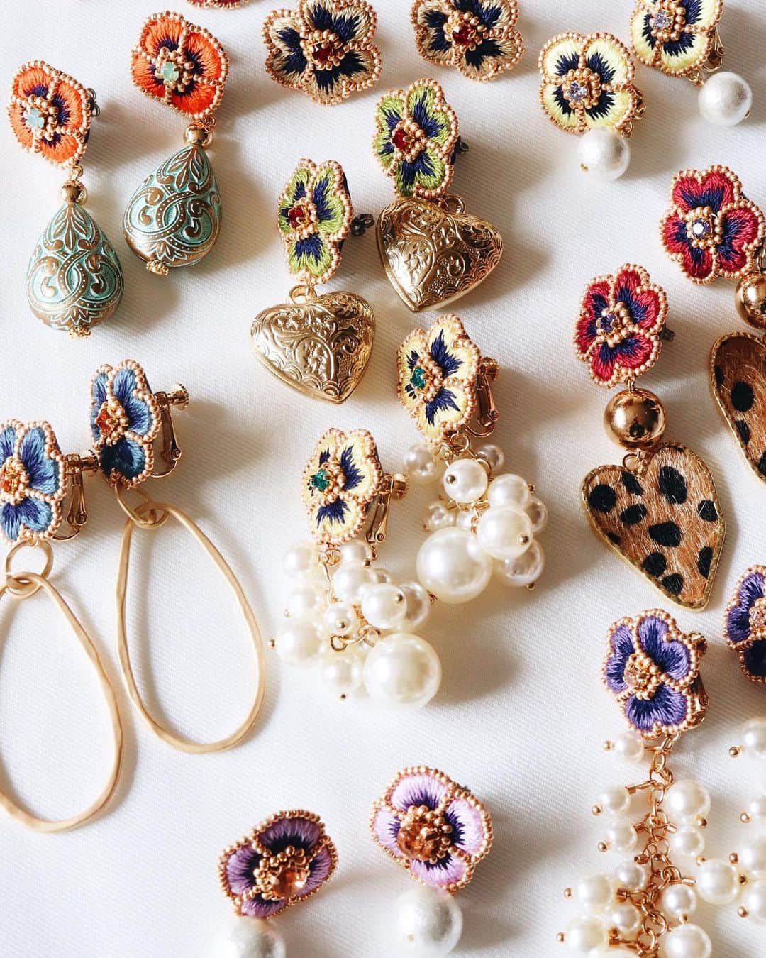 handmade shopのインスタグラム：「10月のオンラインショップオープンは終了いたしました😌💓﻿ ﻿ オンラインショップをご覧いただいたみなさま﻿ ご注文いただいたみなさま﻿ ありがとうございます🌟﻿ ﻿ 本日裏仕立てをしていました﻿ 明日には全て発送できそうです✨﻿ ﻿ 次回のオンライン販売は﻿ 11月を予定しております﻿ ﻿ お花のアクセサリーの数が﻿ 少なくなってきましたので﻿ ﻿ 次回はたくさんご用意できるよう﻿ 制作がんばります…❣️﻿ ﻿ インスタグラムを更新していないときは﻿ youtubeでビーズ刺繍アクセサリーの﻿ 作り方を教えていたり﻿ ﻿ サブチャンネルで﻿ 売上に悩んでいる作家さんに向けて﻿ 情報発信しています😊﻿ ﻿ どちらもご好評いただいており﻿ ハンドメイド制作以外にもやりがいを感じ﻿ 日々奮闘しております🔥﻿ ﻿ まだ見たことがない方はぜひ﻿ プロフィールのリンクからご覧くださいね👆﻿ ﻿ ﻿ ﻿」