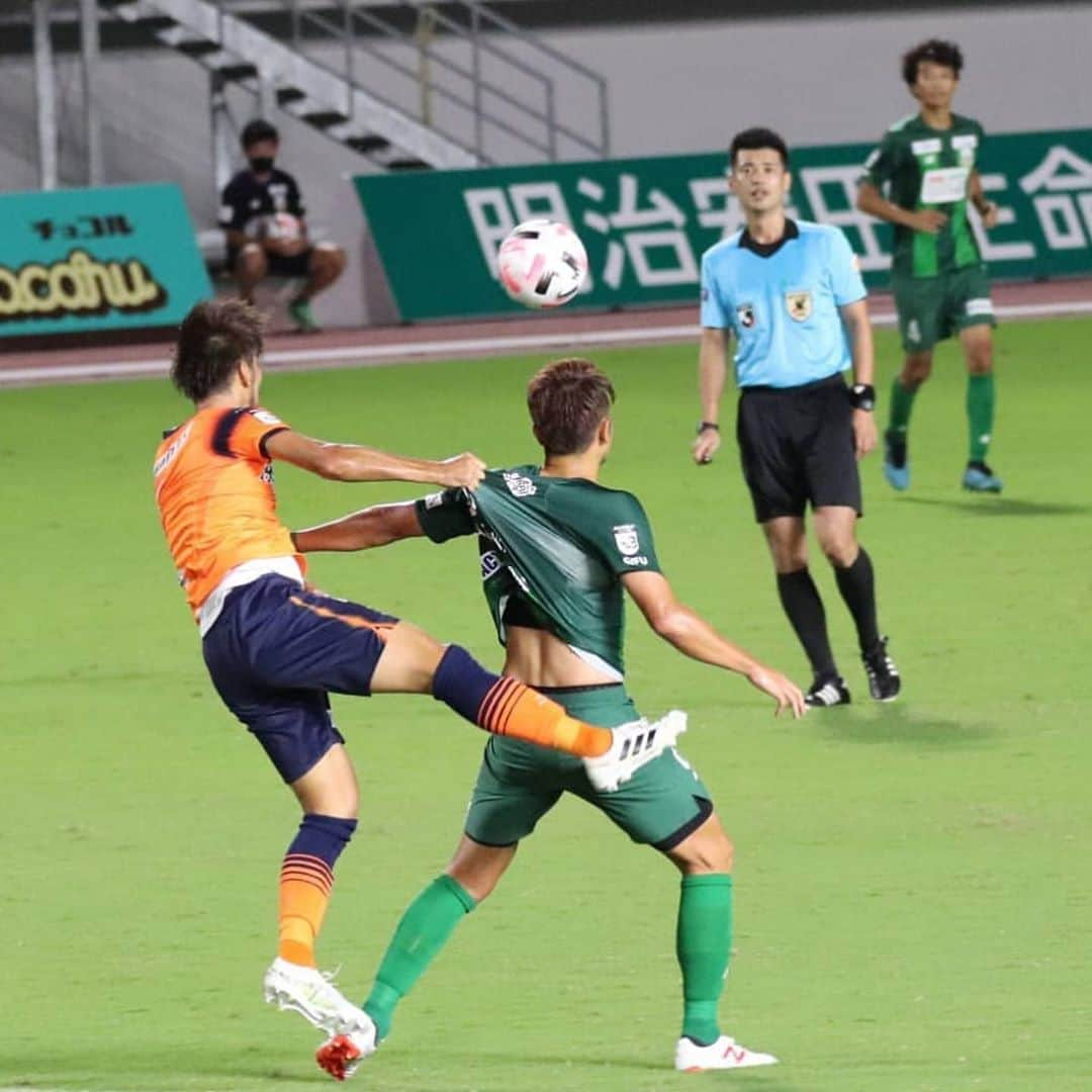 高崎寛之さんのインスタグラム写真 - (高崎寛之Instagram)「20代までは夏が大好きだったけど、今は秋が良いなと思うようになった今日この頃。 #fc岐阜 #高崎寛之#9#ニューバランス #newbalance #秋っていいな」10月8日 20時44分 - hiro0317