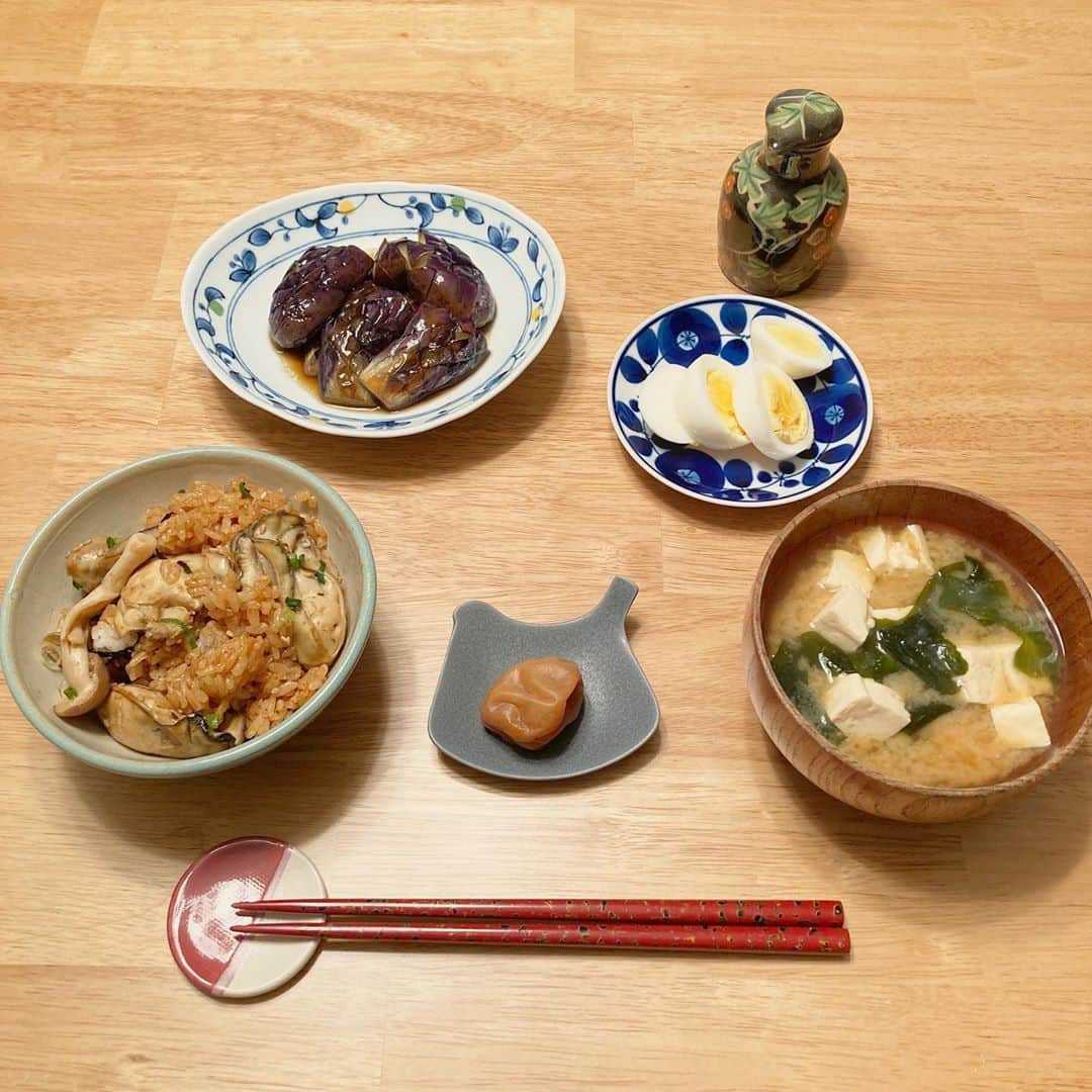櫛引彩香のインスタグラム：「昨日の ナスの揚げ浸し（試作） 牡蠣ごはん ゆで卵 お味噌汁 梅干し（はちみつ）  #ビキコのごはん #自炊」