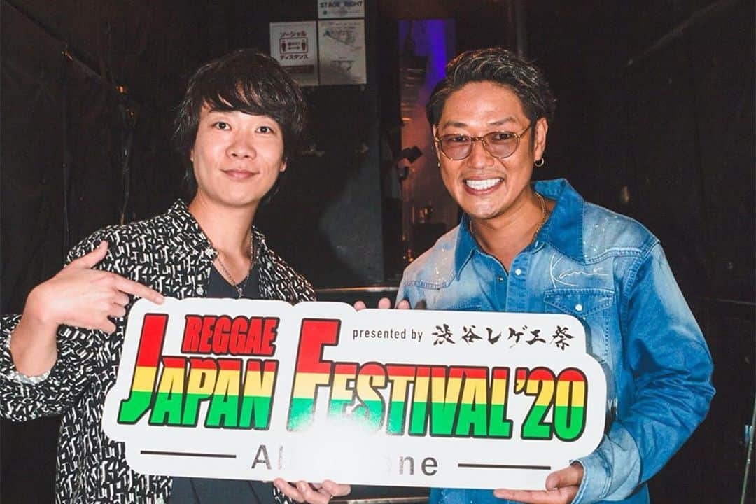 ハジ→さんのインスタグラム写真 - (ハジ→Instagram)「・ 9月のイベント振り返り✨ その1 🎤  2020/9/12 REGGAE JAPAN FESTIVAL'20 presented by 渋谷レゲエ祭  出演させていただきました🔥🇯🇲  歌ったのはこちら😘  for YOU。 君と。 最後に笑おう feat.ハジ→＆寿君  昨年も 出演させていただいた、 SPICY CHOCOLATEさん主催の  🇯🇲渋谷レゲエ祭🇯🇲 が今年は中止になってしまい、  それでも何かしたい❗と 「レゲエで元気を！〜All for one〜」 をテーマに 無料のオンラインフェスを開催🎤  超豪華👀な出演者のみなさんと共に、 最幸な時間を過ごさせてもらいました😊✨  寿君(@kotobuki_kun_1048) と久しぶりに  「最後に笑おう」 を歌えたのも嬉しかったし😘  楽しかったなぁ〜🔥☺️  そして💡 2021/9/18(土) 『渋谷レゲエ祭〜レゲエ歌謡祭2021〜』 開催決定🇯🇲とのこと👏  来年も楽しみですね❗^ ^  かつ兄さん(@spicy_chocolate23)、 主催、本当にお疲れ様でした❗    #ReggaeJapanFestival20 #RJF20 #渋谷レゲエ祭 #レゲエで元気を #ALLforONE #オンラインフェス #レゲエ #reggae #spicy_chocolate #最後に笑おう #ハジー #ハジ #寿君」10月8日 20時46分 - hazzie840